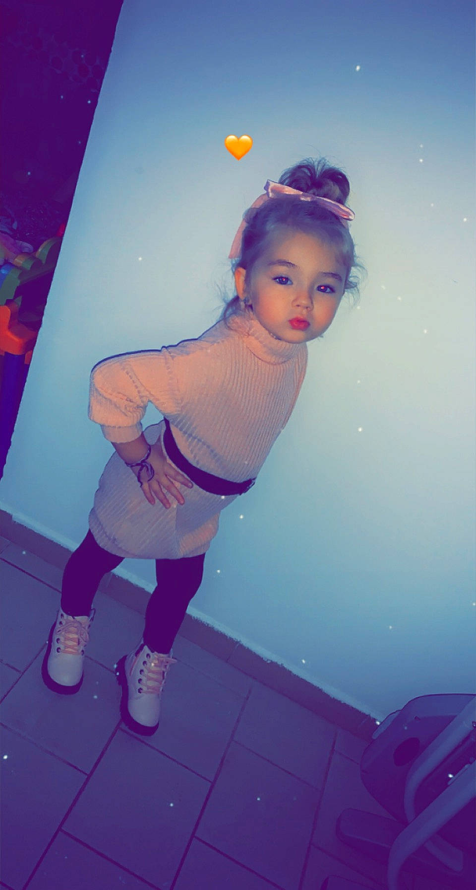 Thaïs a rejoint le concours — aidez-le/la à gagner de superbes lots ! arm, electric_blue, entertainment, flash_photography, fun, happy, high_heels, human_leg, joint, knee, leg, long_hair, magenta, person, pink, sandal, sock, sportswear, thigh, toddler