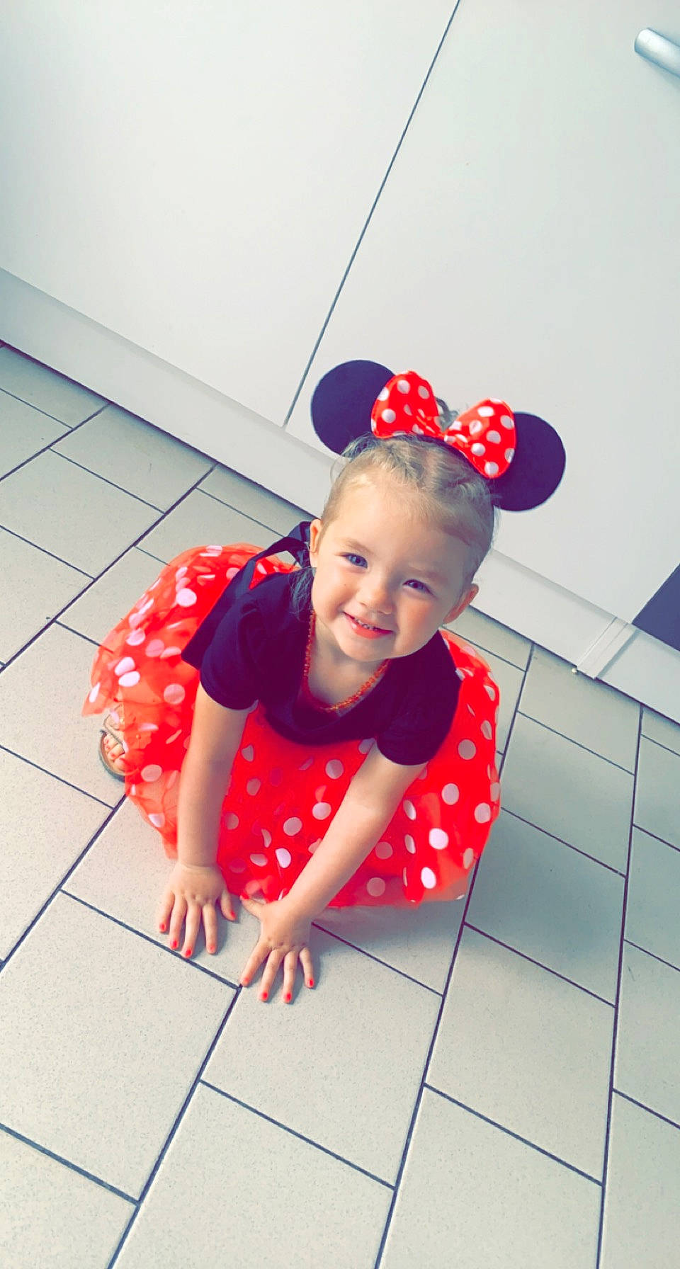 Thaïs participe au concours pour gagner de l'argent avec cette photo : baby, baby_toddler_clothing, cap, carmine, child, electric_blue, floor, flooring, fun, happy, headgear, joy, magenta, pattern, person, plaid, red, sleeve, smile, standing