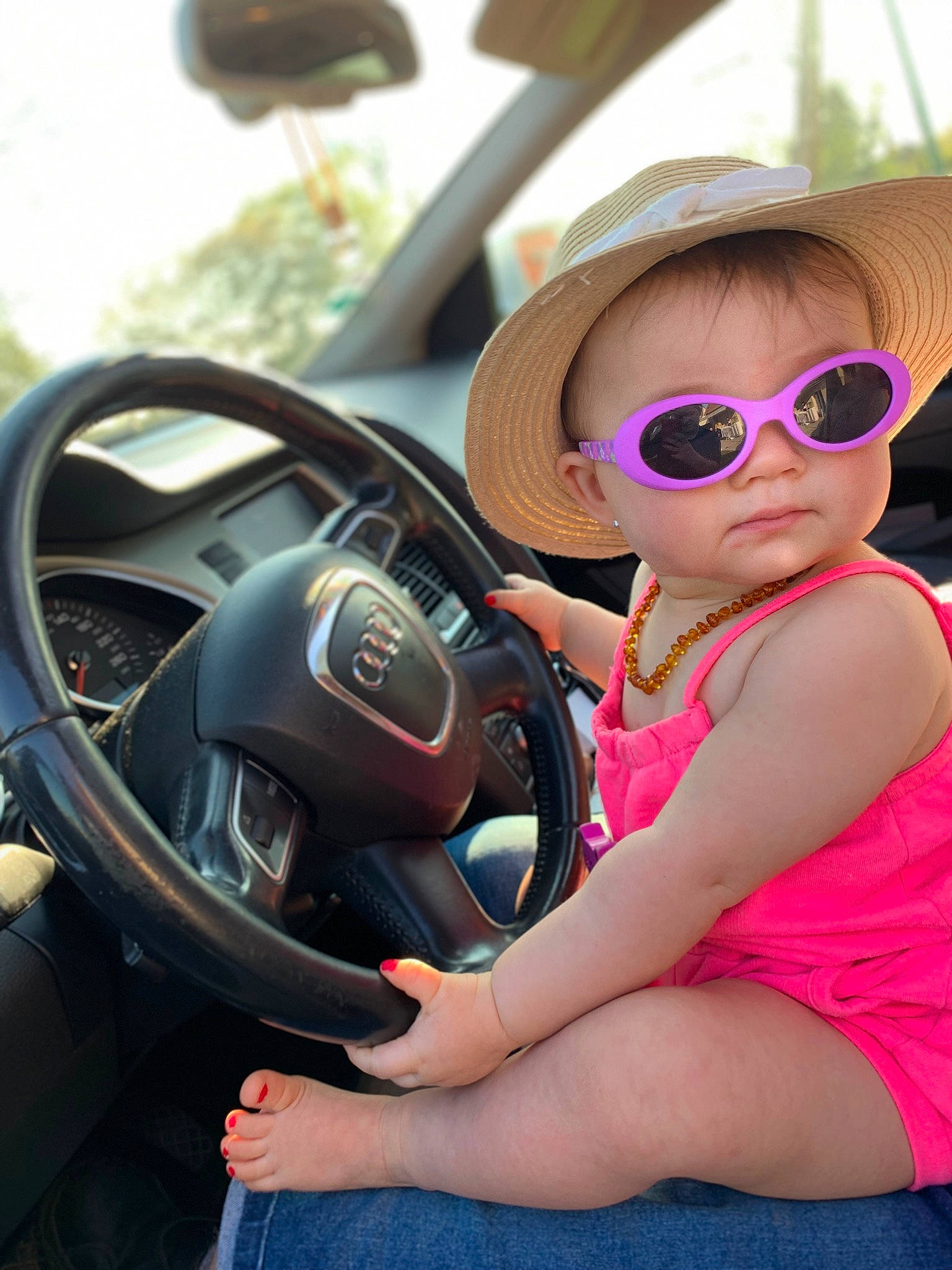 Thaïs participe au concours pour gagner de l'argent avec cette photo : auto_part, automotive_design, automotive_exterior, automotive_mirror, cap, car, eyewear, goggles, hat, motor_vehicle, person, personal_luxury_car, steering_part, steering_wheel, sunglasses, thigh, toddler, vehicle, vehicle_door, vision_care