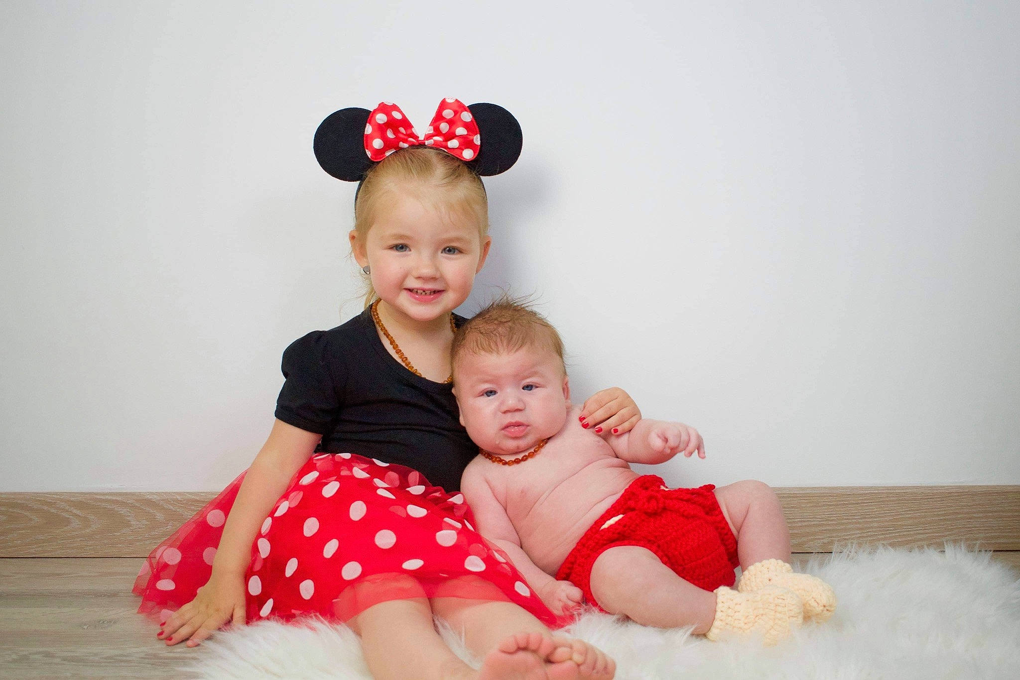 Thaïs participe au concours pour gagner de l'argent avec cette photo : baby, baby_toddler_clothing, child, comfort, event, eye, flash_photography, fun, happy, head, human_leg, joy, leg, person, pink, playing_with_kids, red, skin, sleeve, smile