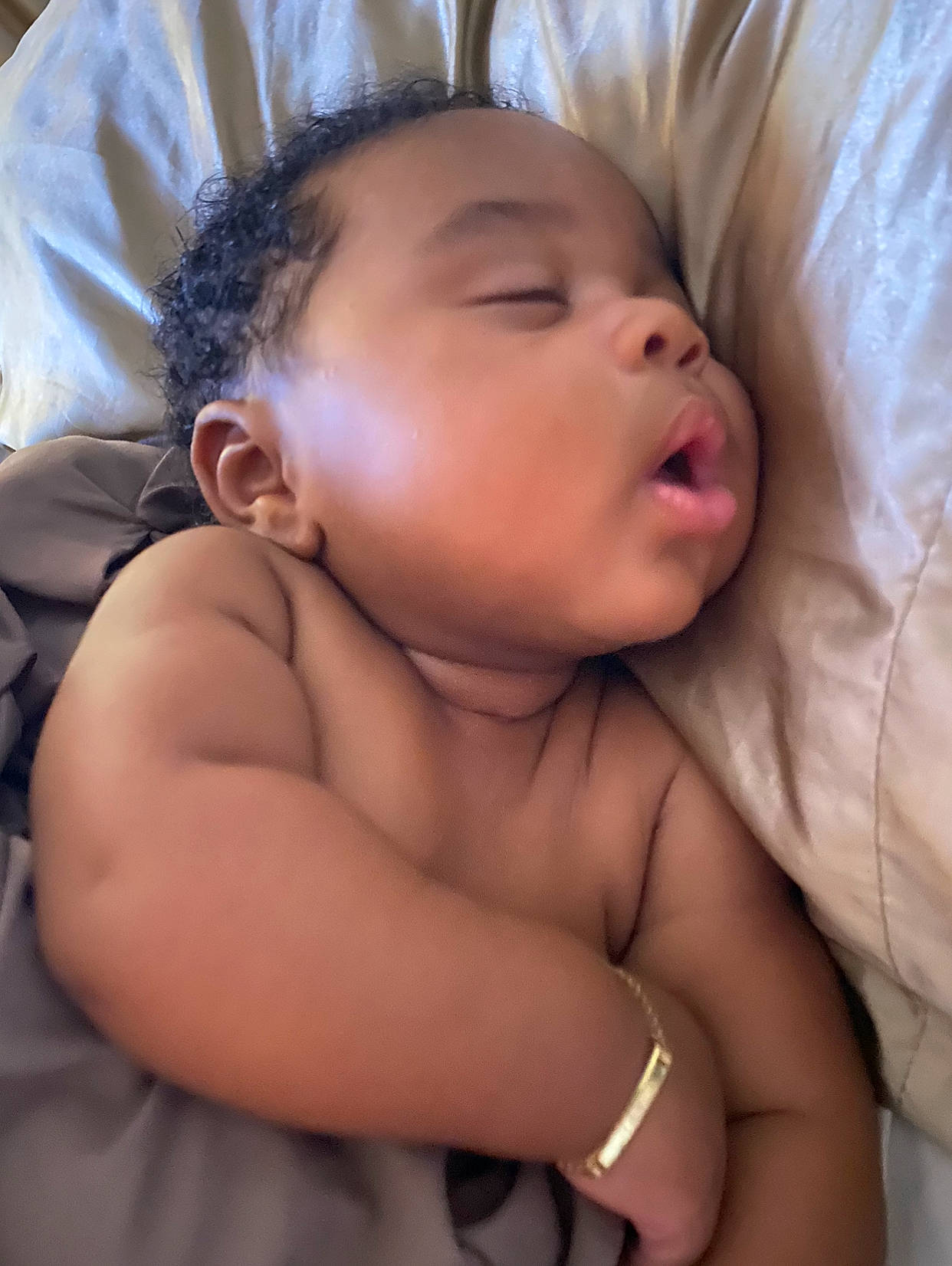 Chayce is registered to the contest to win money with this photo: arm, cheek, comfort, ear, eye, eyebrow, eyelash, forehead, hair, hand, head, human_body, iris, jaw, lip, mouth, neck, nose, person, skin