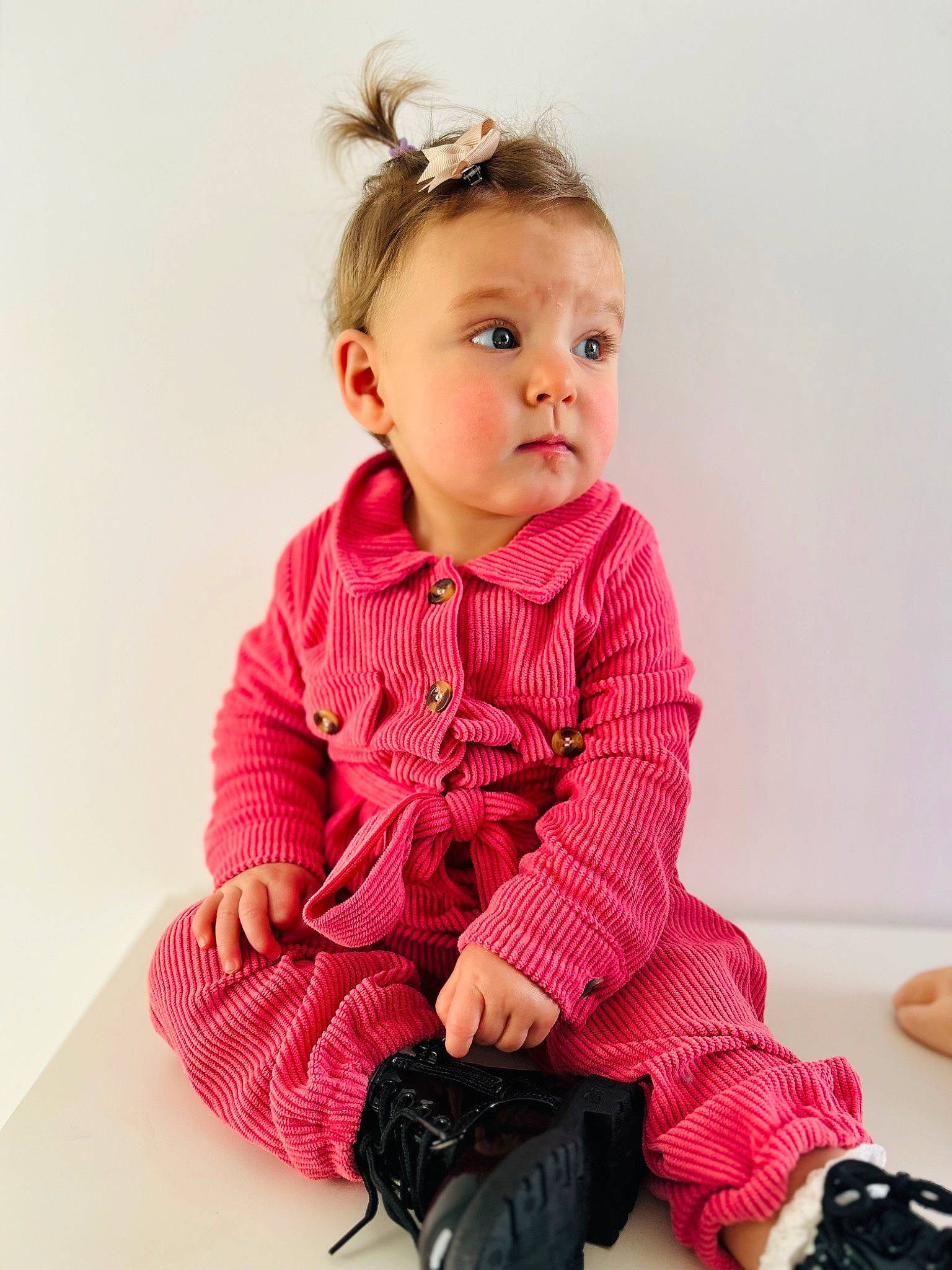 Giulia a rejoint le concours — aidez-le/la à gagner de superbes lots ! baby_toddler_clothing, camera, camera_lens, cameras_optics, cheek, digital_camera, digital_slr, dress, happy, head, magenta, mirrorless_interchangeable_lens_camera, neck, pattern, person, pink, reflex_camera, sitting, skin, sleeve