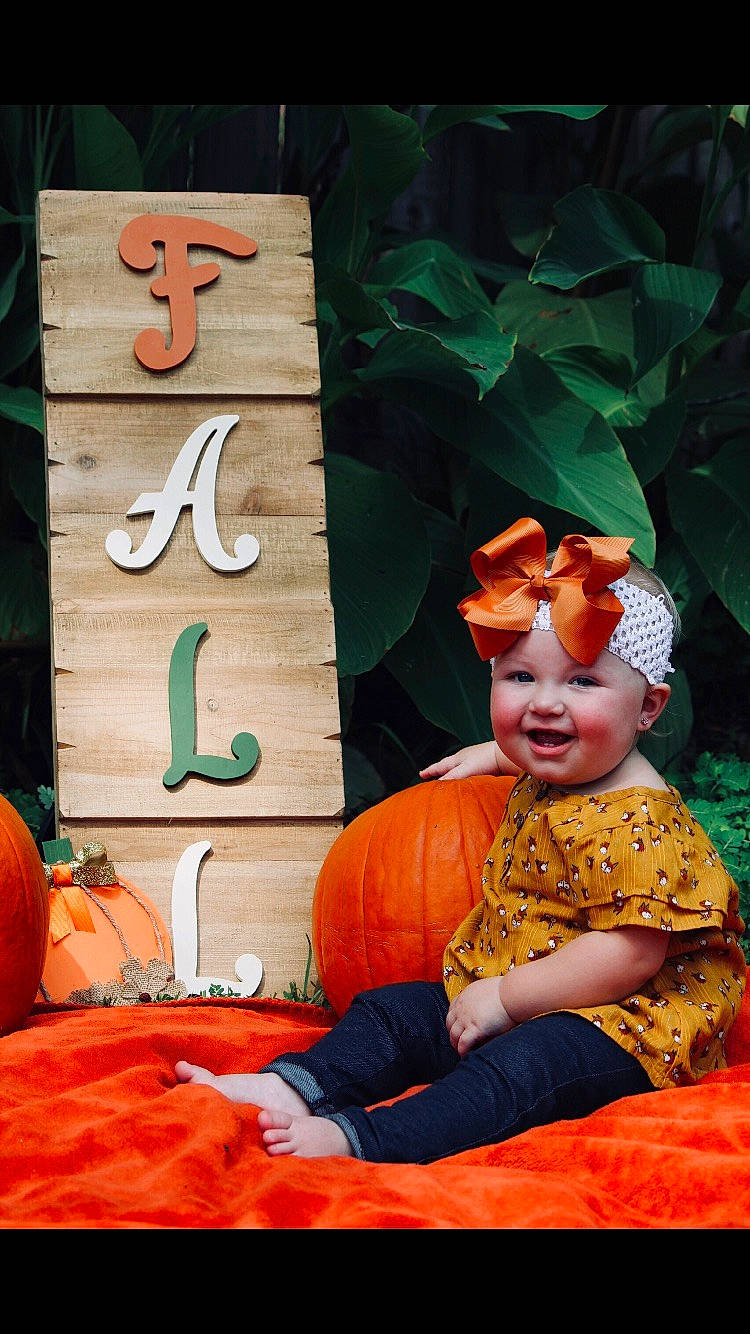 Laikyn is registered to the contest to win money with this photo: carving, fun, human_behavior, joy, person, pumpkin