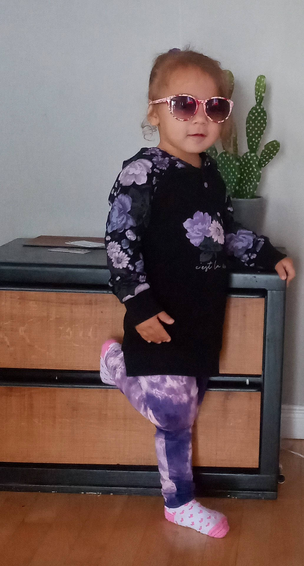 Élya a rejoint le concours — aidez-le/la à gagner de superbes lots ! baby_toddler_clothing, cool, eyewear, fashion, glasses, goggles, hairstyle, joint, outerwear, person, pink, purple, sleeve, standing, street_fashion, sunglasses, thigh, toddler, violet, vision_care