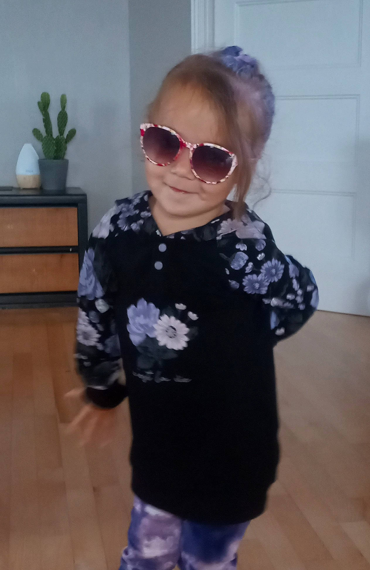 Élya a rejoint le concours — aidez-le/la à gagner de superbes lots ! baby_toddler_clothing, cool, eyewear, face, flooring, flowerpot, glasses, goggles, hair, houseplant, jacket, neck, outerwear, person, plant, skin, sleeve, street_fashion, sunglasses, toddler