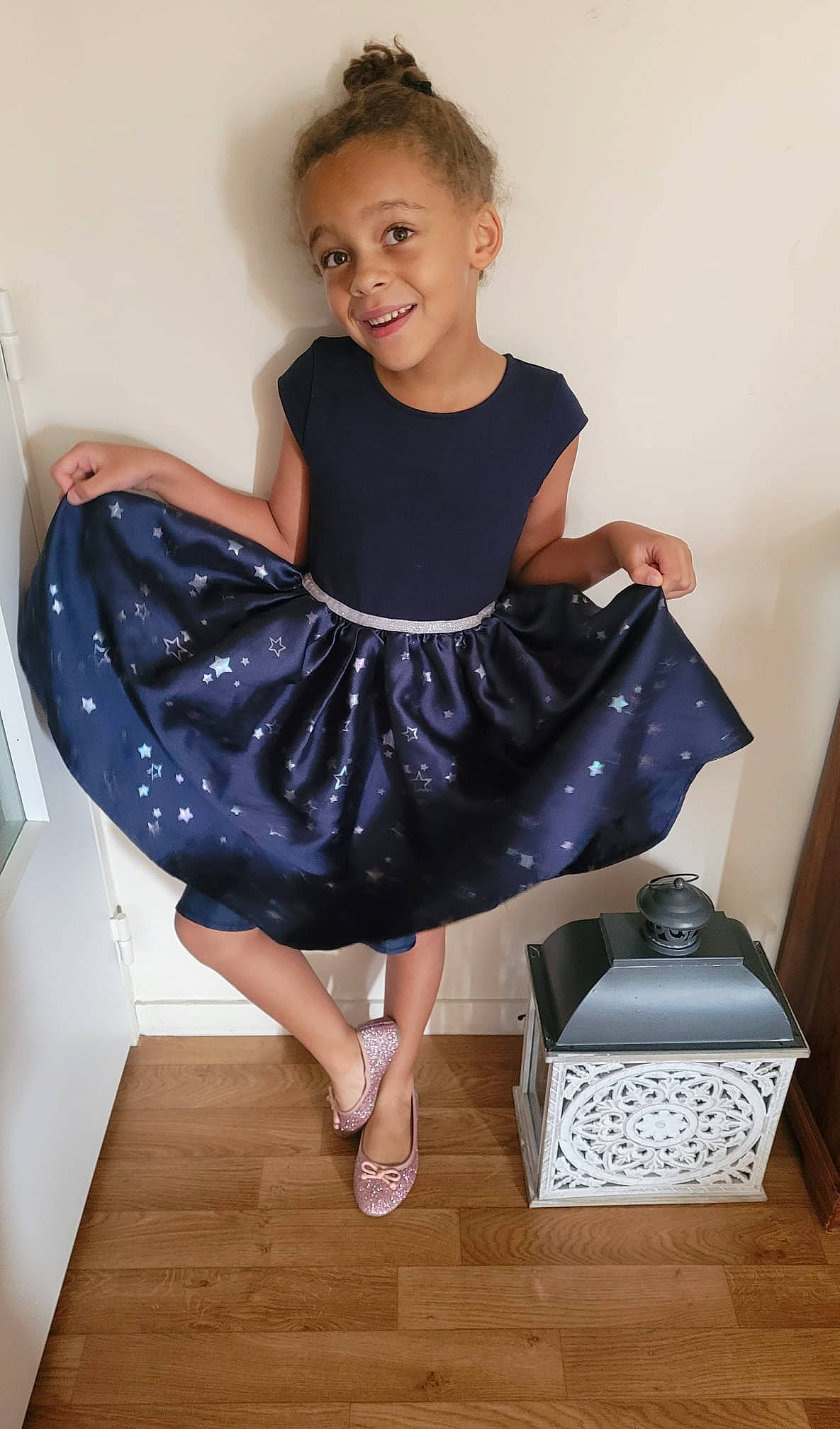 Imanie a rejoint le concours — aidez-le/la à gagner de superbes lots ! baby_toddler_clothing, day_dress, dress, fashion_design, flash_photography, footwear, hair, joint, joy, knee, leg, neck, one_piece_garment, person, sandal, shoe, sleeve, smile, sportswear, thigh