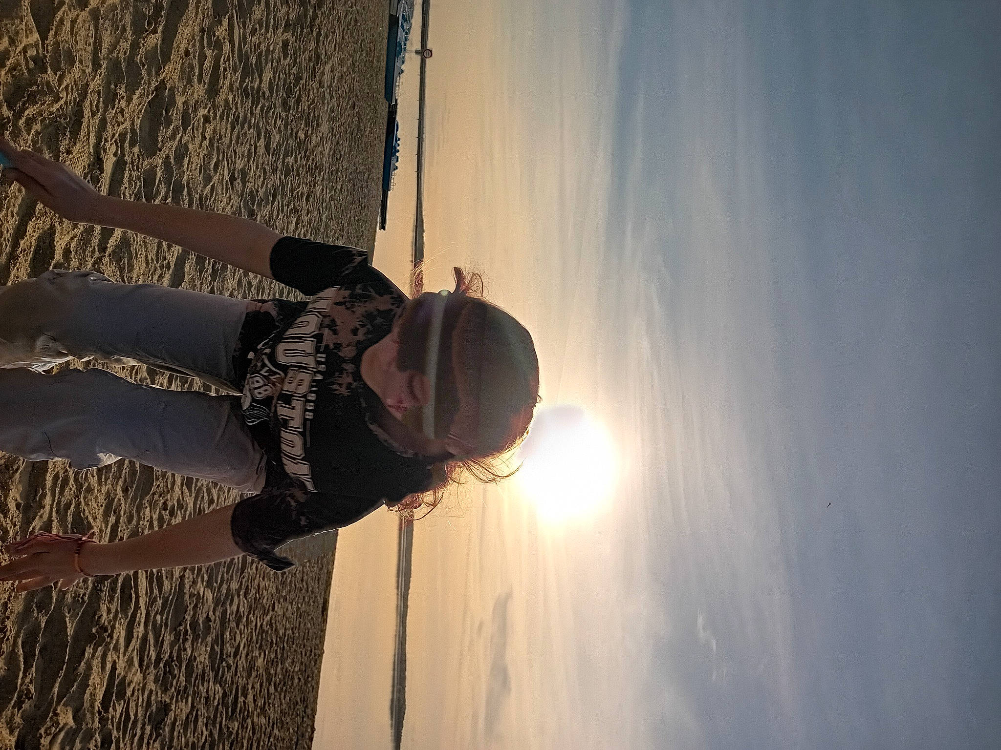 Milana participe au concours pour gagner de l'argent avec cette photo : backlighting, beach, cloud, evening, flash_photography, fun, happy, heat, landscape, leisure, person, recreation, reflection, shadow, sky, sunlight, tints_and_shades, tree, water, winter