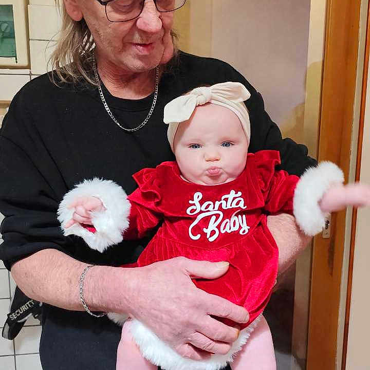 Mya participe au concours pour gagner de l'argent avec cette photo : accessories, baby, clothing, door, dress, earring, face, glasses, hat, head, indoors, jewelry, necklace, newborn, pants, people, person, photography, portrait, t_shirt