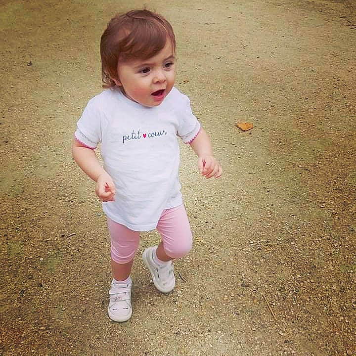 Kaëlys a rejoint le concours — aidez-le/la à gagner de superbes lots ! arm, baby, baby_toddler_clothing, cheek, eye, finger, flooring, footwear, grass, hair, happy, human_body, human_leg, knee, nose, pattern, people_in_nature, person, sleeve, t_shirt