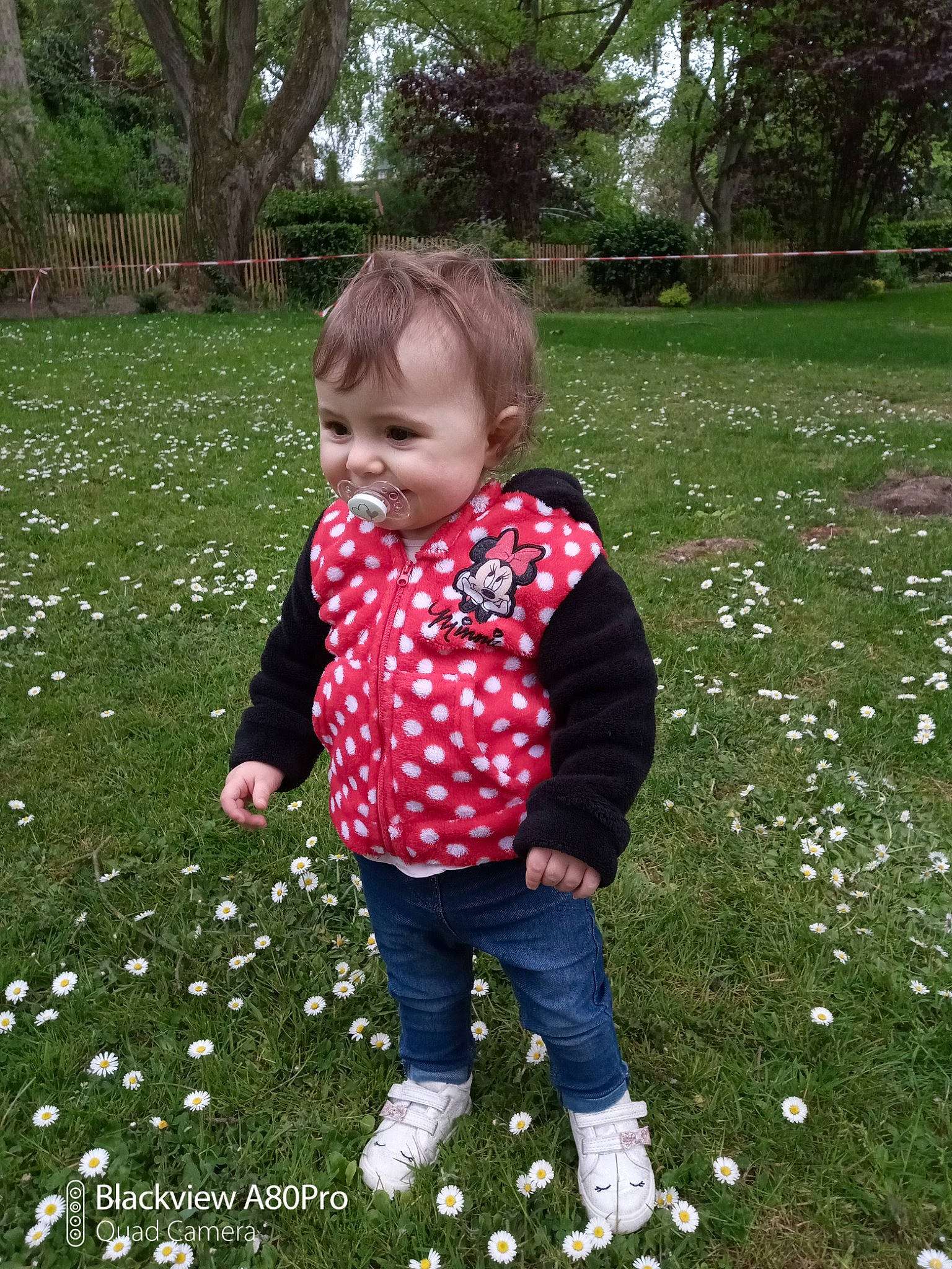 Kaëlys a rejoint le concours — aidez-le/la à gagner de superbes lots ! baby_toddler_clothing, botany, child, garden, grass, grass_family, grassland, green, groundcover, joy, lawn, leaf, leisure, meadow, people_in_nature, person, petal, plant, recreation, sleeve