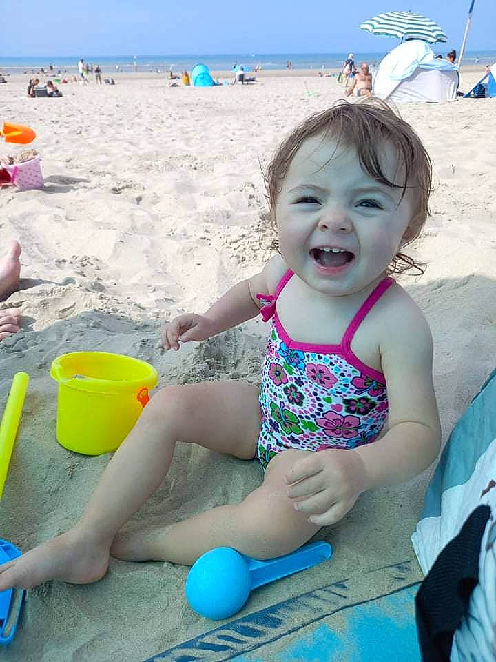 Kaëlys participe au concours pour gagner de l'argent avec cette photo : azure, beach, beauty, blue, body_of_water, child, clothing, fun, happy, leisure, people_on_beach, person, photograph, recreation, sand, smile, snapshot, summer, toddler, travel