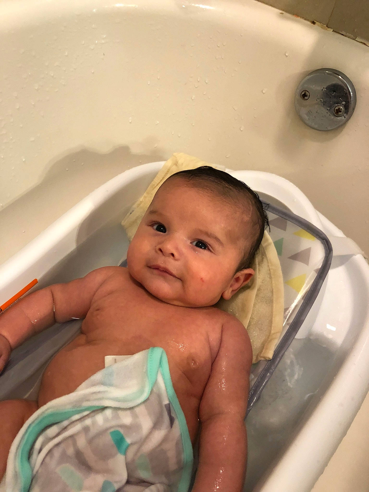 Jesus is registered to the contest to win money with this photo: baby, baby_bathing, bathing, bathtub, birth, child, person, plumbing_fixture, skin, washing