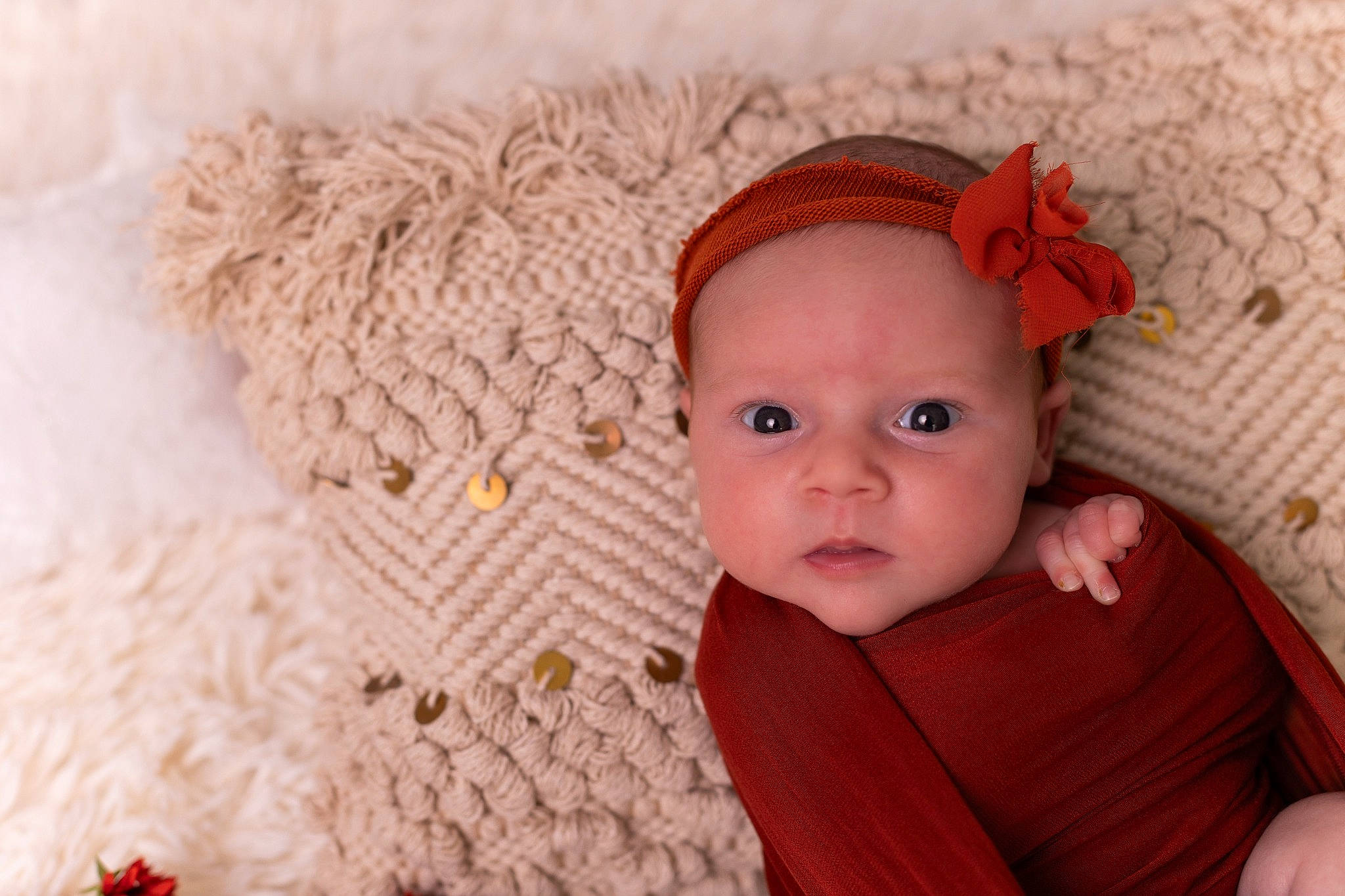 Zola participe au concours pour gagner de l'argent avec cette photo : baby, baby_toddler_clothing, cap, cheek, close_up, comfort, eye, fashion_accessory, flooring, happy, headgear, headwear, iris, leaf, linens, pattern, person, skin, textile, toddler