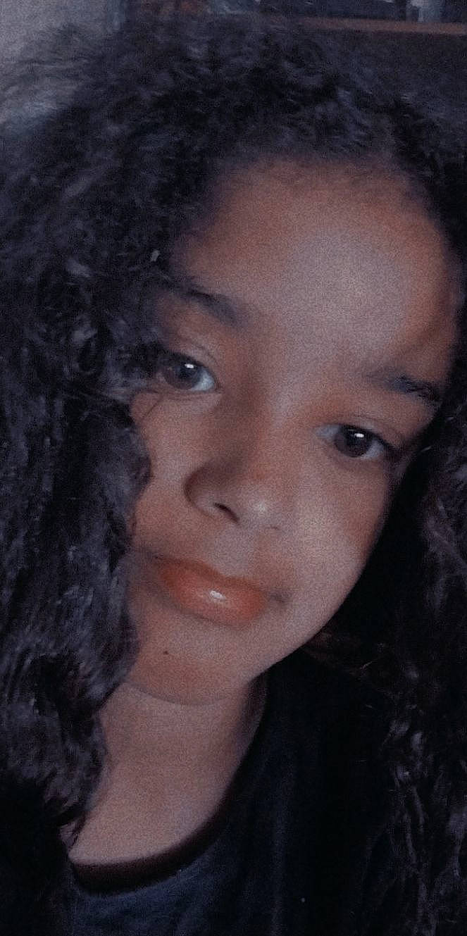 Amy a rejoint le concours — aidez-le/la à gagner de superbes lots ! black_hair, cheek, chin, cool, eye, eyebrow, eyelash, flash_photography, forehead, hair, head, iris, jaw, jheri_curl, lip, long_hair, neck, no_expression, nose, person