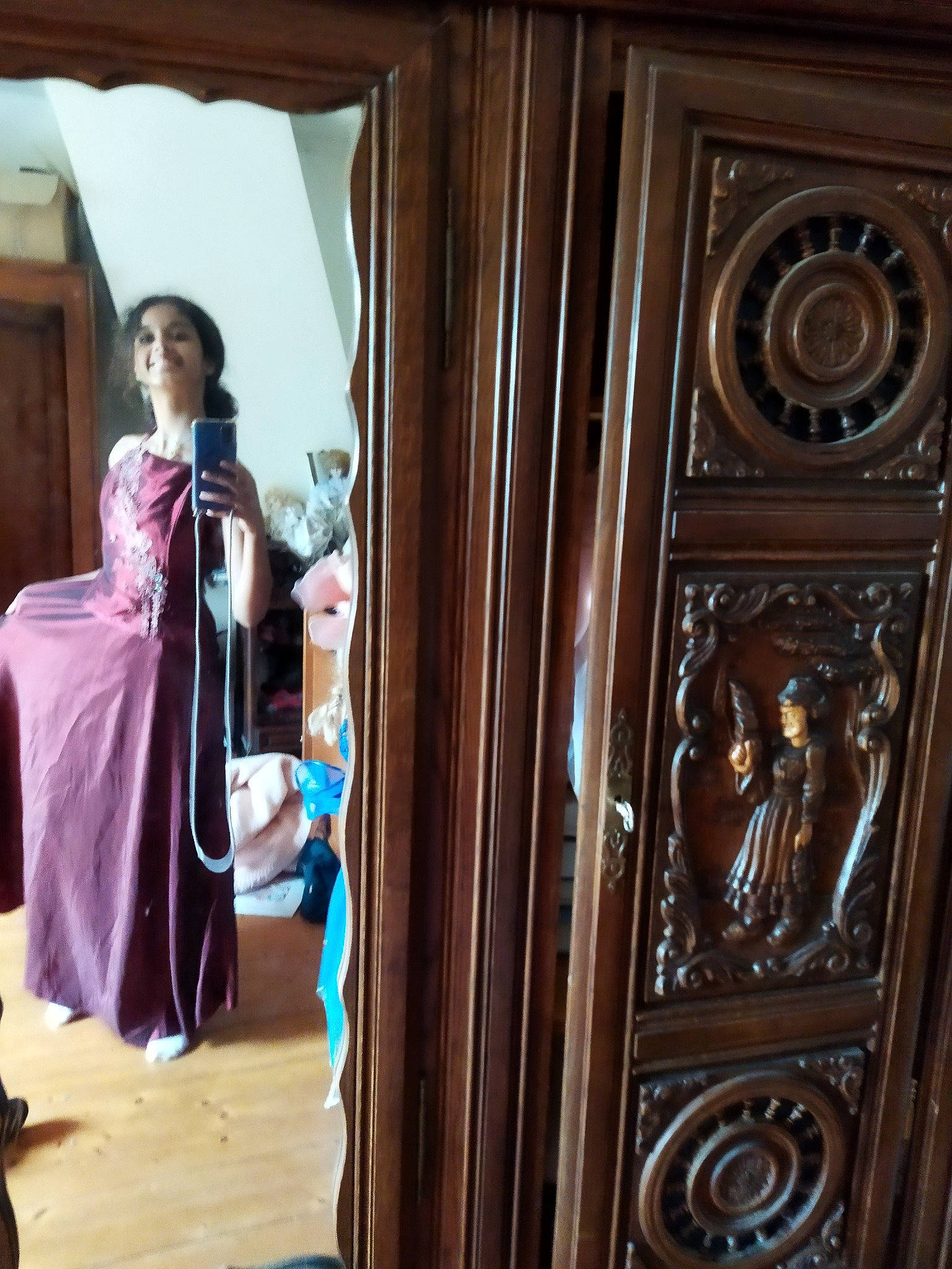 Amy participe au concours pour gagner de l'argent avec cette photo : antique, chair, classic, cupboard, curtain, door, event, fashion_design, flooring, formal_wear, hardwood, home_door, joy, metal, napoleon_iii_style, pattern, peach, person, room, varnish