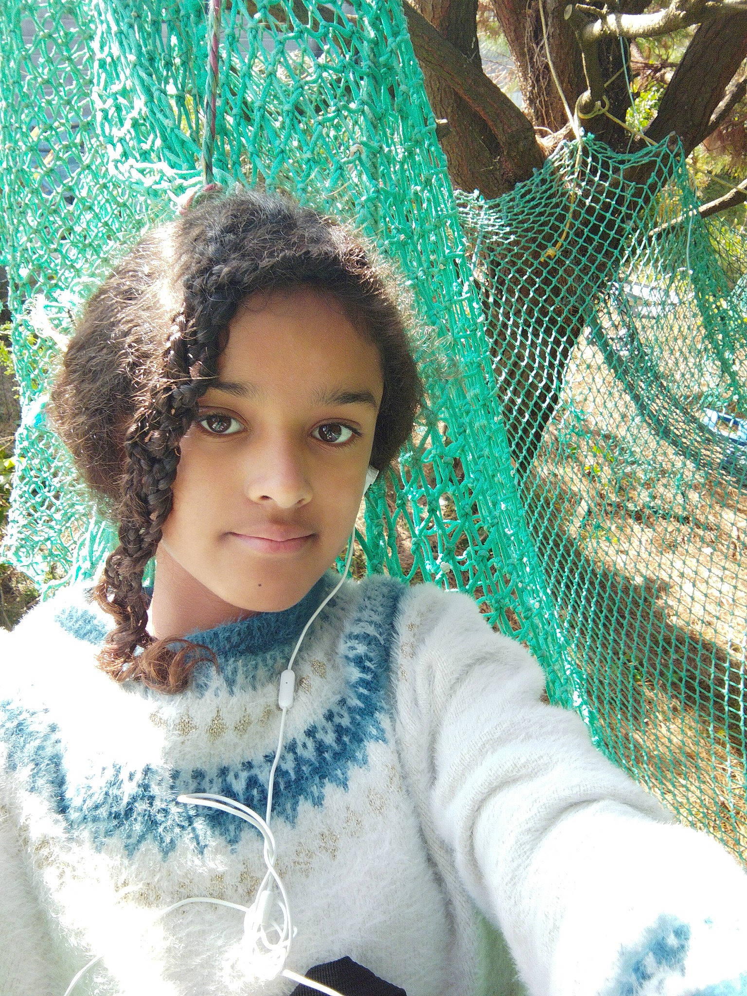 Amy participe au concours pour gagner de l'argent avec cette photo : azure, black_hair, close_up, cool, electric_blue, eyebrow, eyelash, fashion, flash_photography, grass, green, happy, headgear, iris, joy, lip, long_hair, pattern, people_in_nature, person