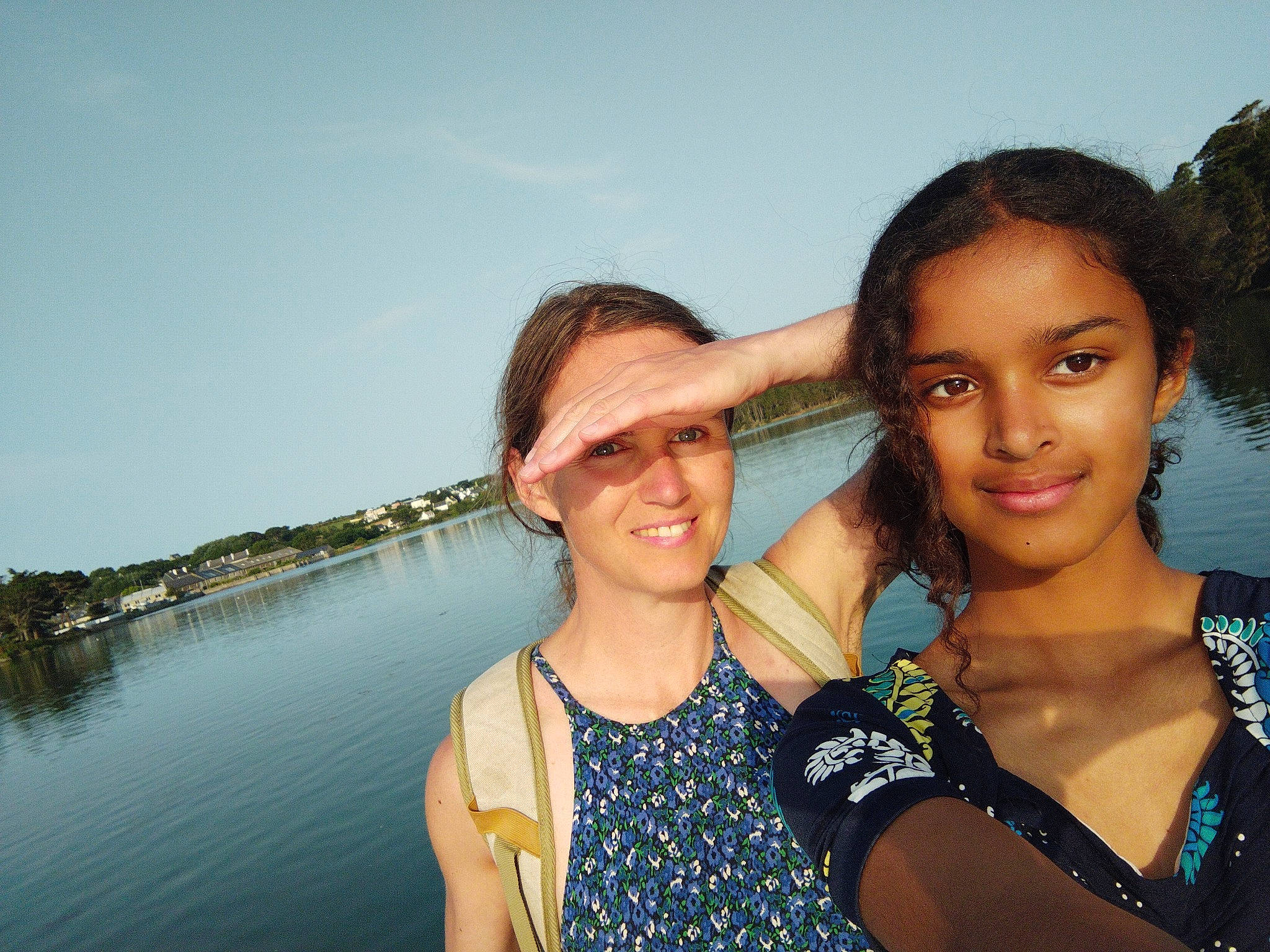 Amy a rejoint le concours — aidez-le/la à gagner de superbes lots ! azure, cool, electric_blue, event, eyewear, flash_photography, friendship, fun, gesture, happy, iris, jewellery, joy, lake, leisure, people_in_nature, person, sky, smile, tourism