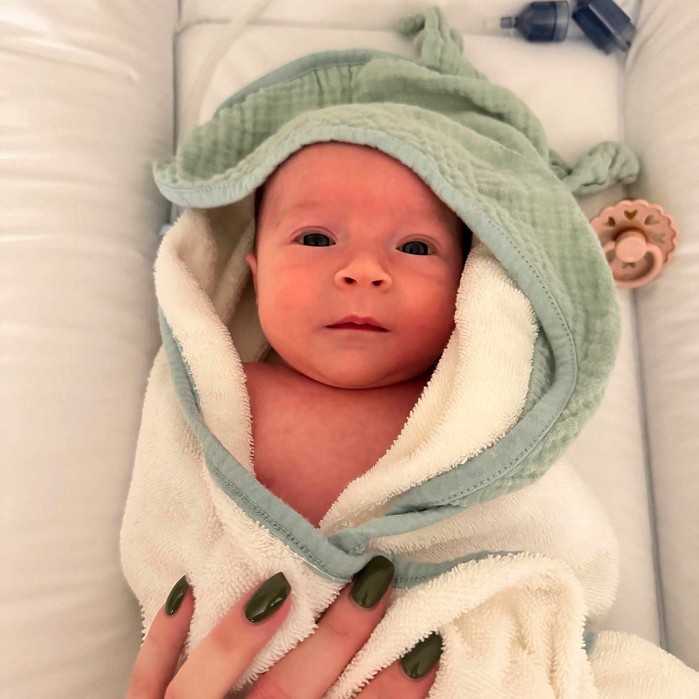 Adaé participe au concours pour gagner de l'argent avec cette photo : baby, bed, cozy, cushion, cute, green_nail_polish, hand, hooded_towel, indoor, infant, looking, nails, newborn, person, portrait, skin, soft, towel, white, wrapped