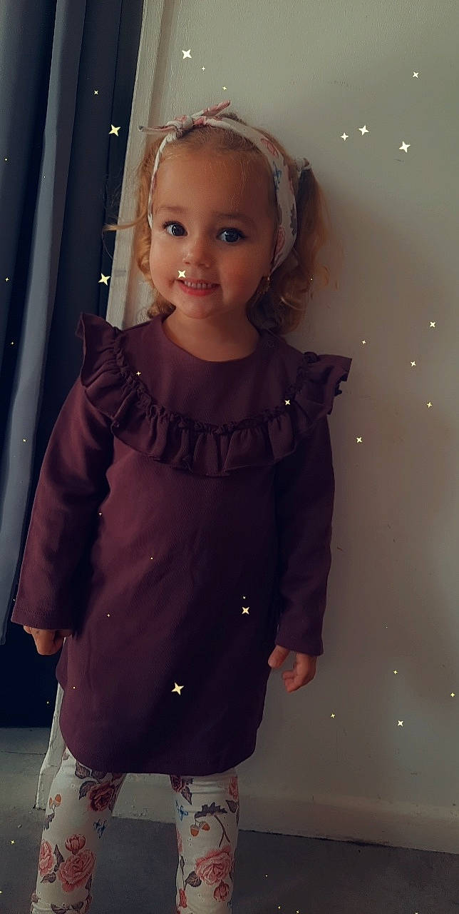 Inaya a rejoint le concours — aidez-le/la à gagner de superbes lots ! baby_toddler_clothing, beauty, cheek, cool, embellishment, eye, face, fashion_design, flash_photography, hair, happy, head, iris, joy, lip, long_hair, person, sleeve, smile, standing