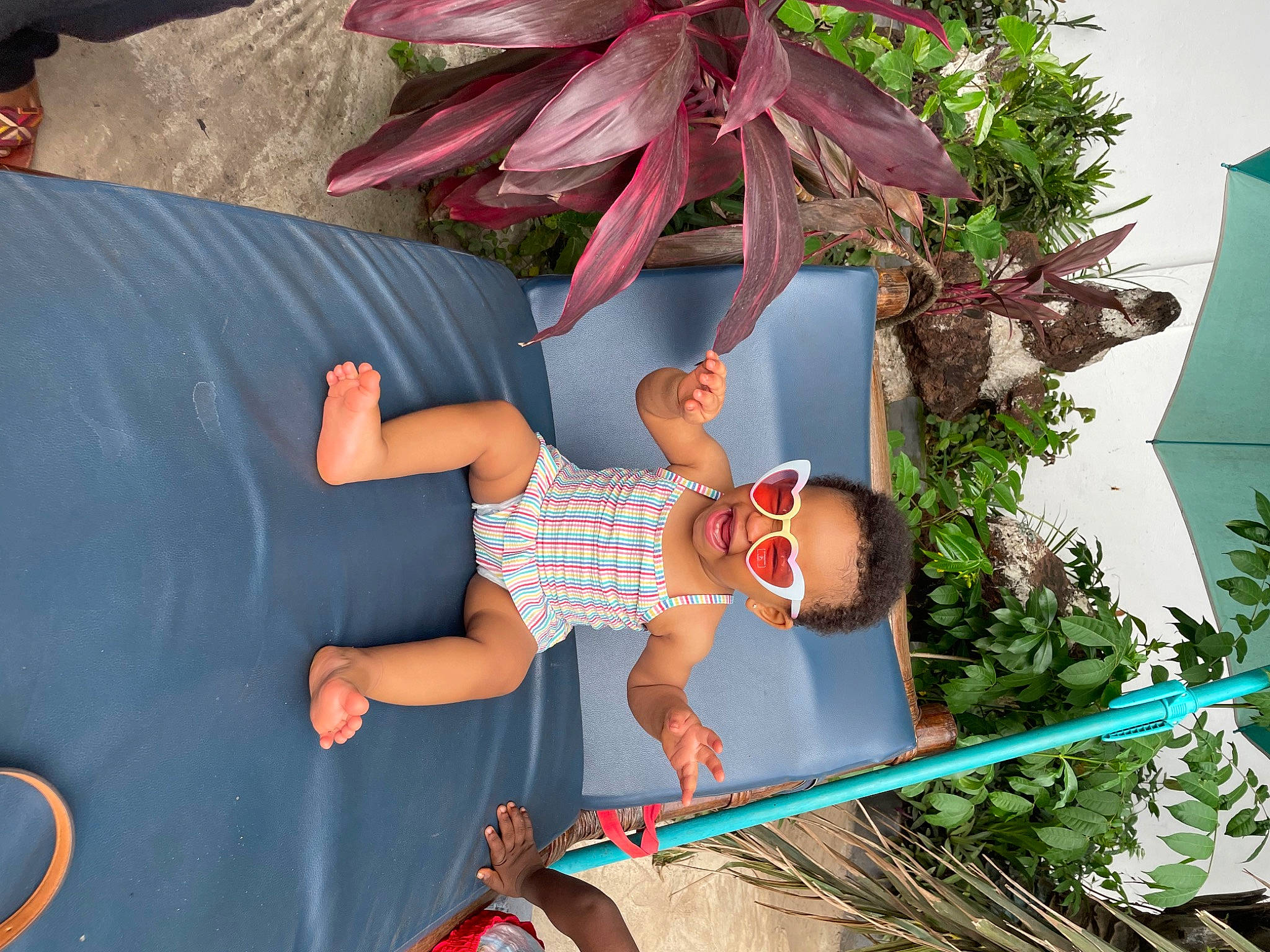 Adamadian participe au concours pour gagner de l'argent avec cette photo : flower, flowering_plant, fun, grass, green, hat, leisure, pattern, person, plant, recreation, red, sandal, shorts, summer, sunglasses, t_shirt, terrestrial_plant, thigh, toddler