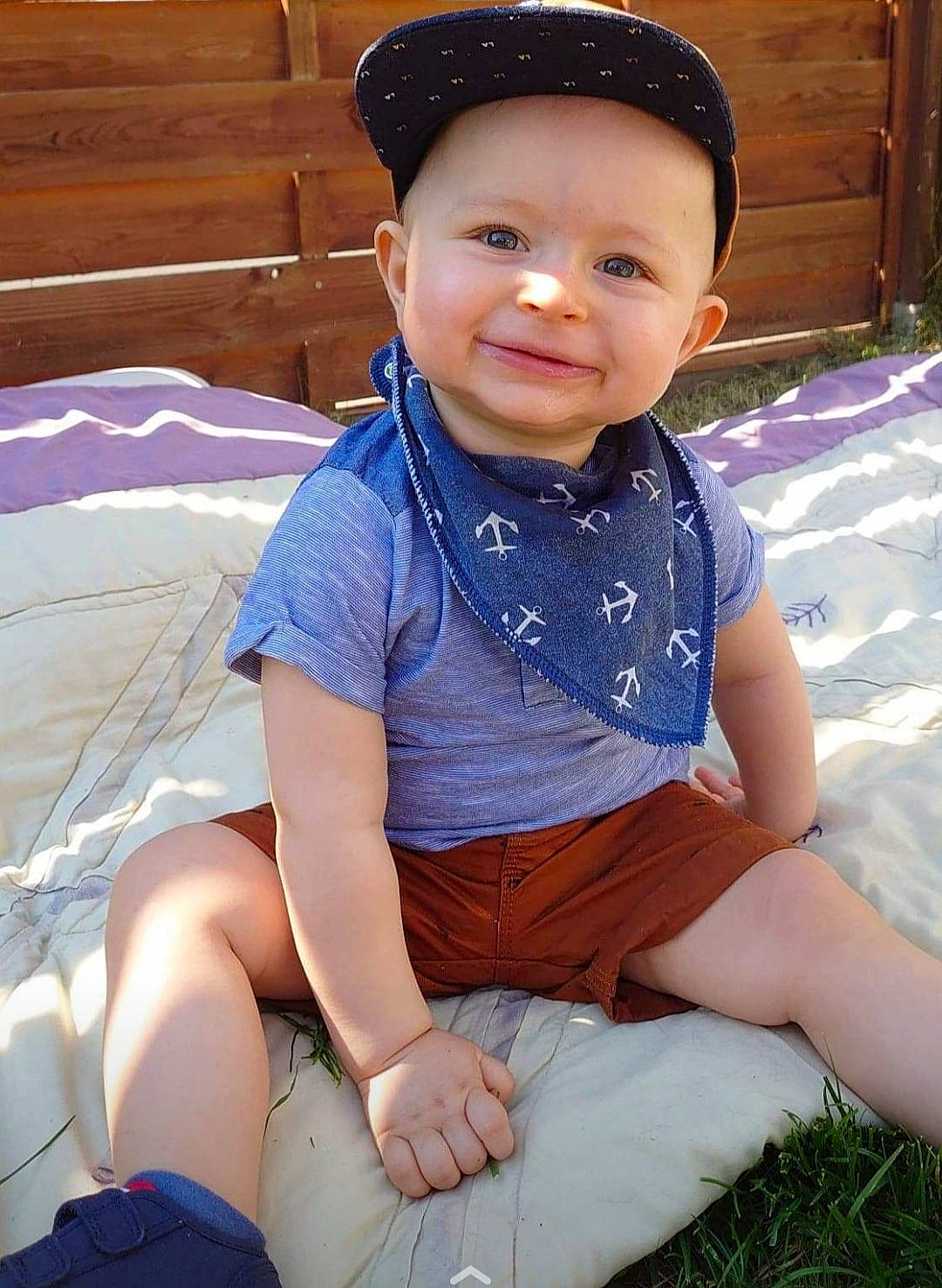 Thibault a rejoint le concours — aidez-le/la à gagner de superbes lots ! baby, baby_toddler_clothing, cap, child, cool, fawn, grass, hat, headgear, headwear, joy, leg, person, sitting, skin, smile, summer, sun_hat, toddler, vacation