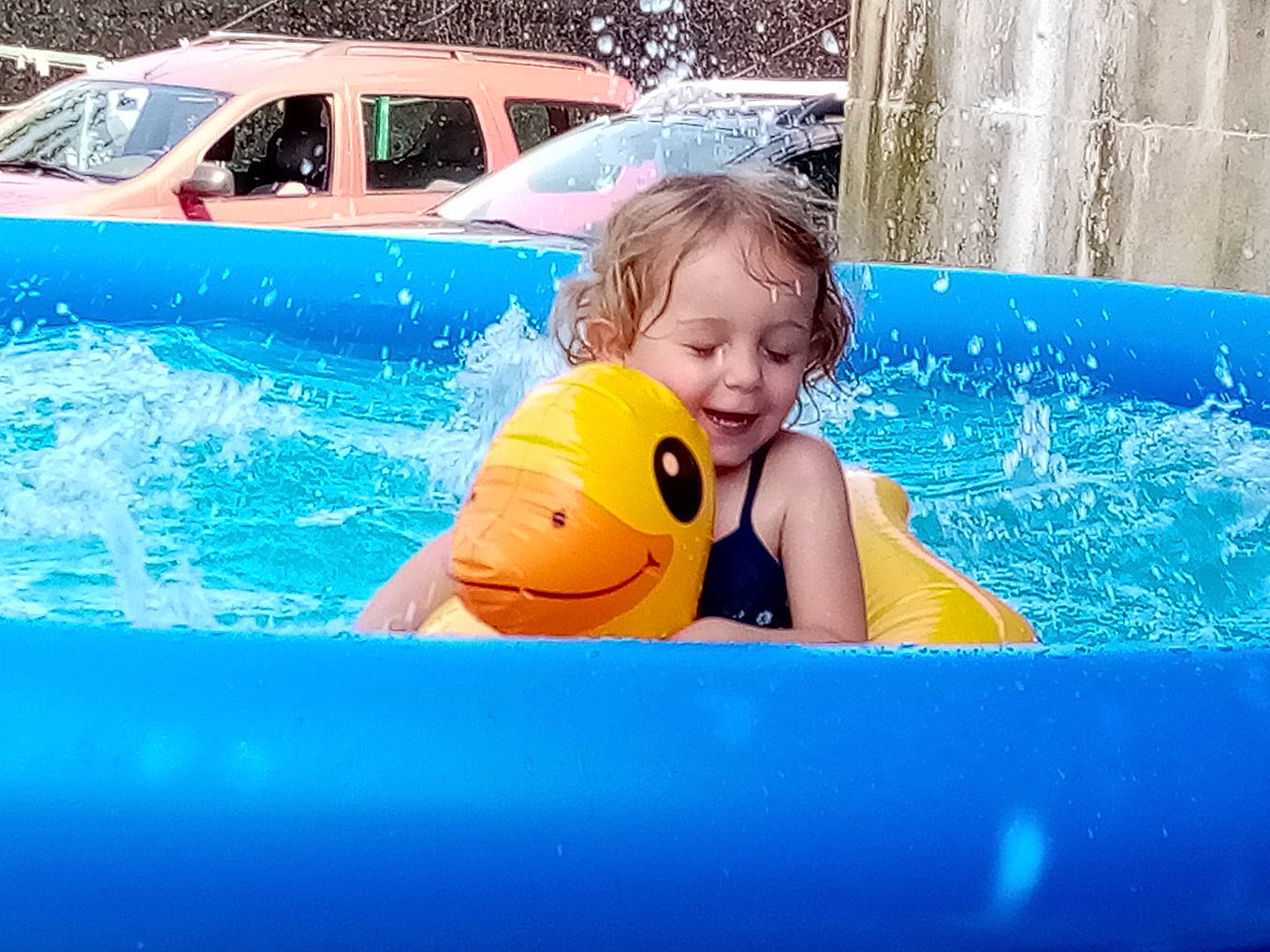 Louna a rejoint le concours — aidez-le/la à gagner de superbes lots ! aqua, azure, bath_toy, bathing, blue, child, fun, happy, indoor_games_and_sports, inflatable, leisure, outdoor_recreation, person, pool, product, recreation, smile, summer, swimming_pool, toddler