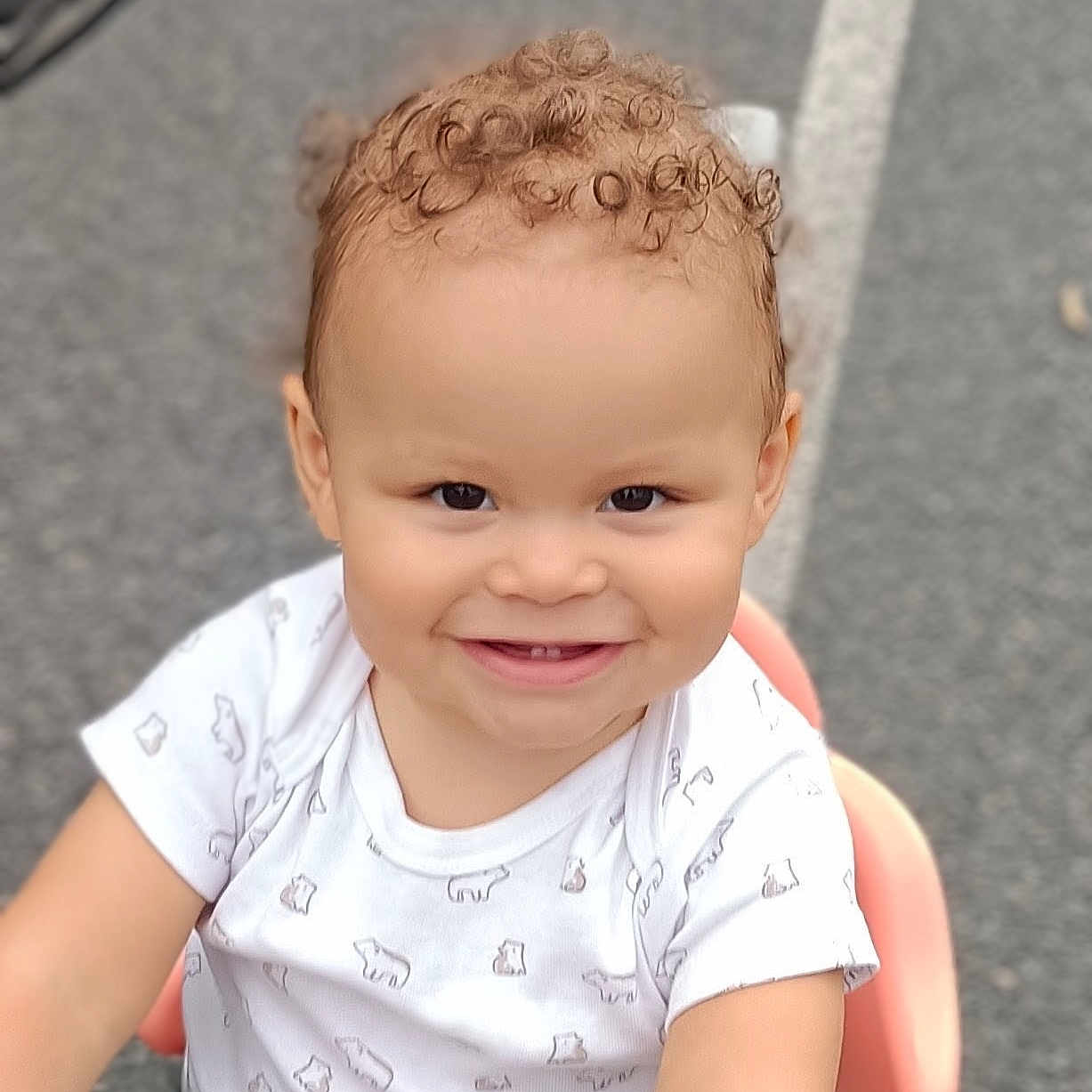 Raphaël a rejoint le concours — aidez-le/la à gagner de superbes lots ! baby, bear_prints, child, childhood, curly_hair, cute, eyes, face, happy, outdoor, person, playful, portrait, seat, sitting, skin, smiling, toddler, white_shirt, young