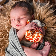 Louan participe au concours pour gagner de l'argent avec cette photo : baby, blanket, closeup, cozy, cute, feet, fur_texture, giraffe_pattern, hands, infant, newborn, nursery, peaceful, plush_toy, portrait, sleeping, soft_light, studio_shot, swaddle, toy
