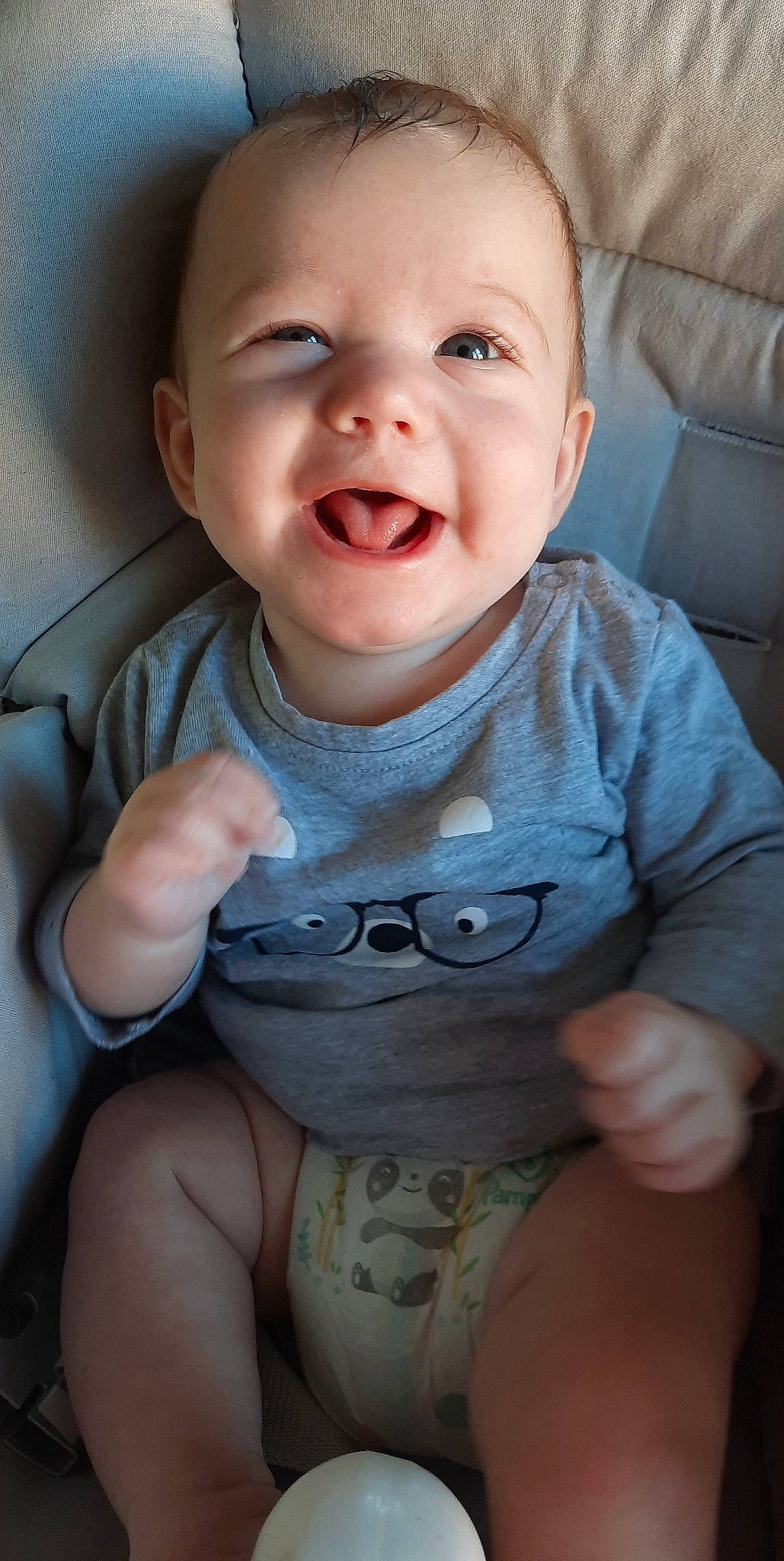 Halyna participe au concours pour gagner de l'argent avec cette photo : arm, baby_toddler_clothing, cheek, chin, clothing, eye, eyebrow, hand, head, human_body, lip, mouth, neck, nose, organ, person, shoulder, skin, sleeve, smile