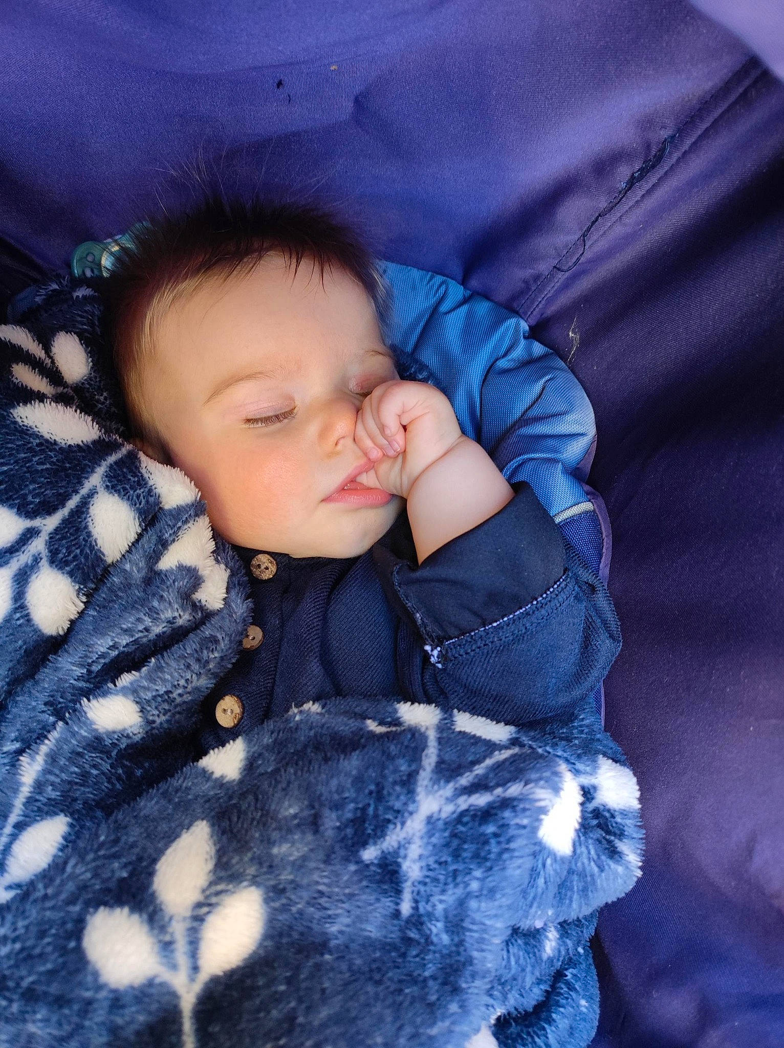 Halyna participe au concours pour gagner de l'argent avec cette photo : arm, azure, baby, baby_toddler_clothing, cheek, child, collar, comfort, electric_blue, eye, face, gesture, hand, head, iris, pattern, person, purple, skin, sleeve