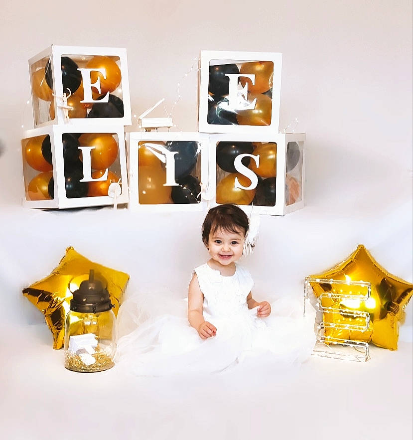 Élise participe au concours pour gagner de l'argent avec cette photo : art, baby, baby_toddler_clothing, brand, dress, fashion_accessory, font, happy, jewellery, joy, material_property, metal, orange, peach, person, rectangle, room, shelf, shelving, sleeve