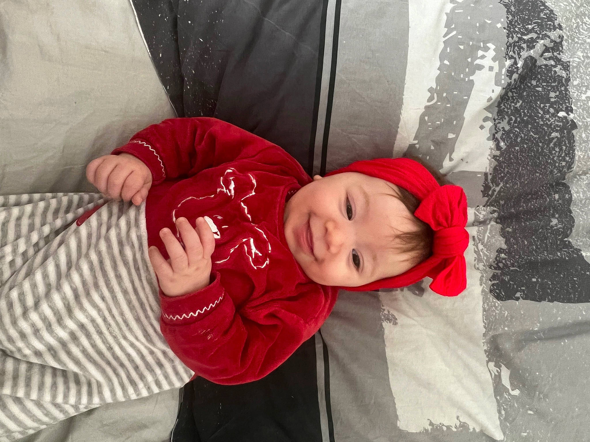 Maria a rejoint le concours — aidez-le/la à gagner de superbes lots ! baby, baby_toddler_clothing, cap, carmine, child, comfort, couch, fun, grass, happy, hat, headwear, hoodie, person, plant, portrait_photography, room, sitting, sleeve, toddler