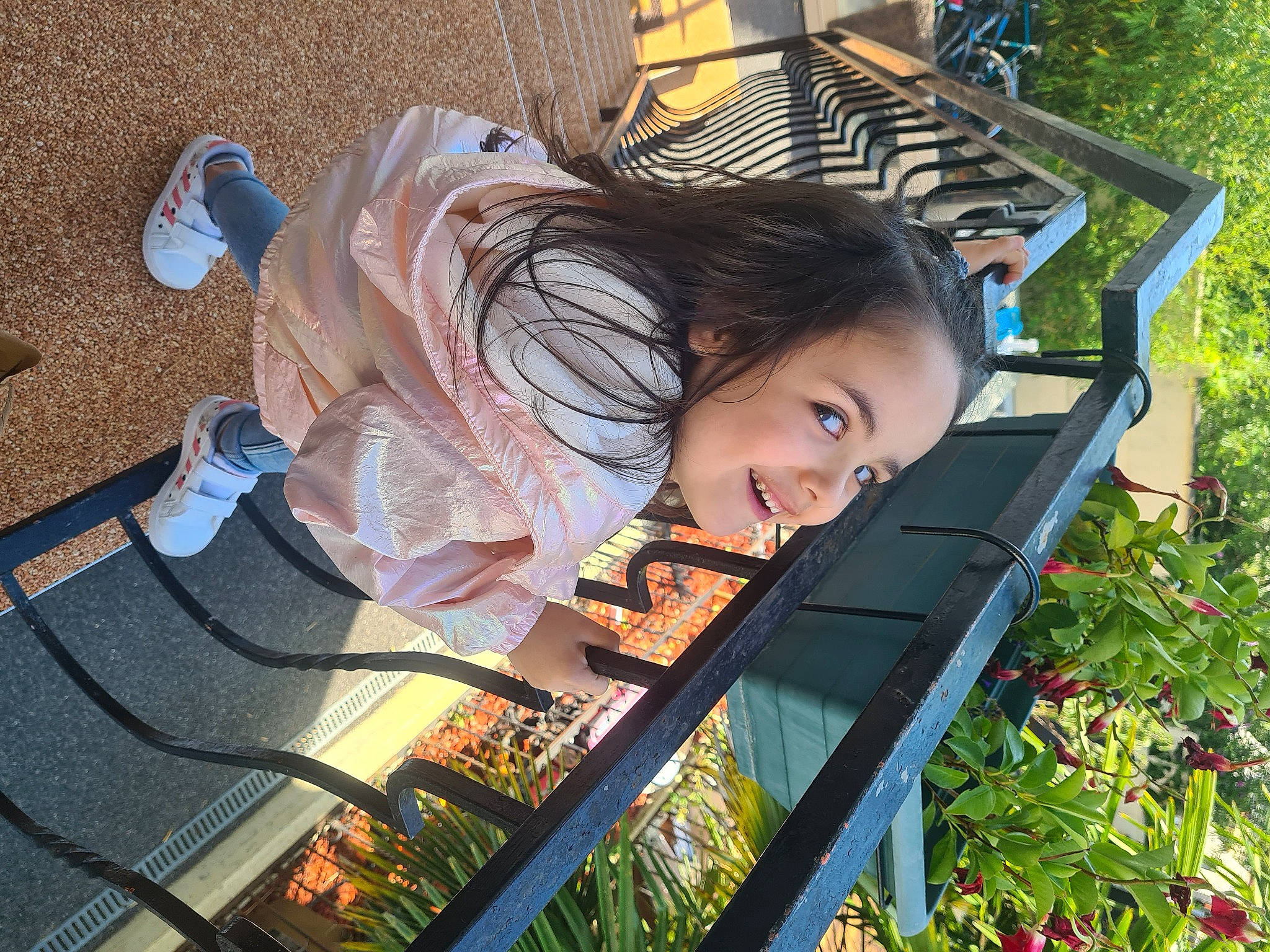 Lyna Bl participe au concours pour gagner de l'argent avec cette photo : black_hair, child, city, eye, facial_expression, fun, grass, hair, hairstyle, happy, joy, leisure, outdoor_bench, outdoor_furniture, people_in_nature, person, plant, recreation, sitting, smile