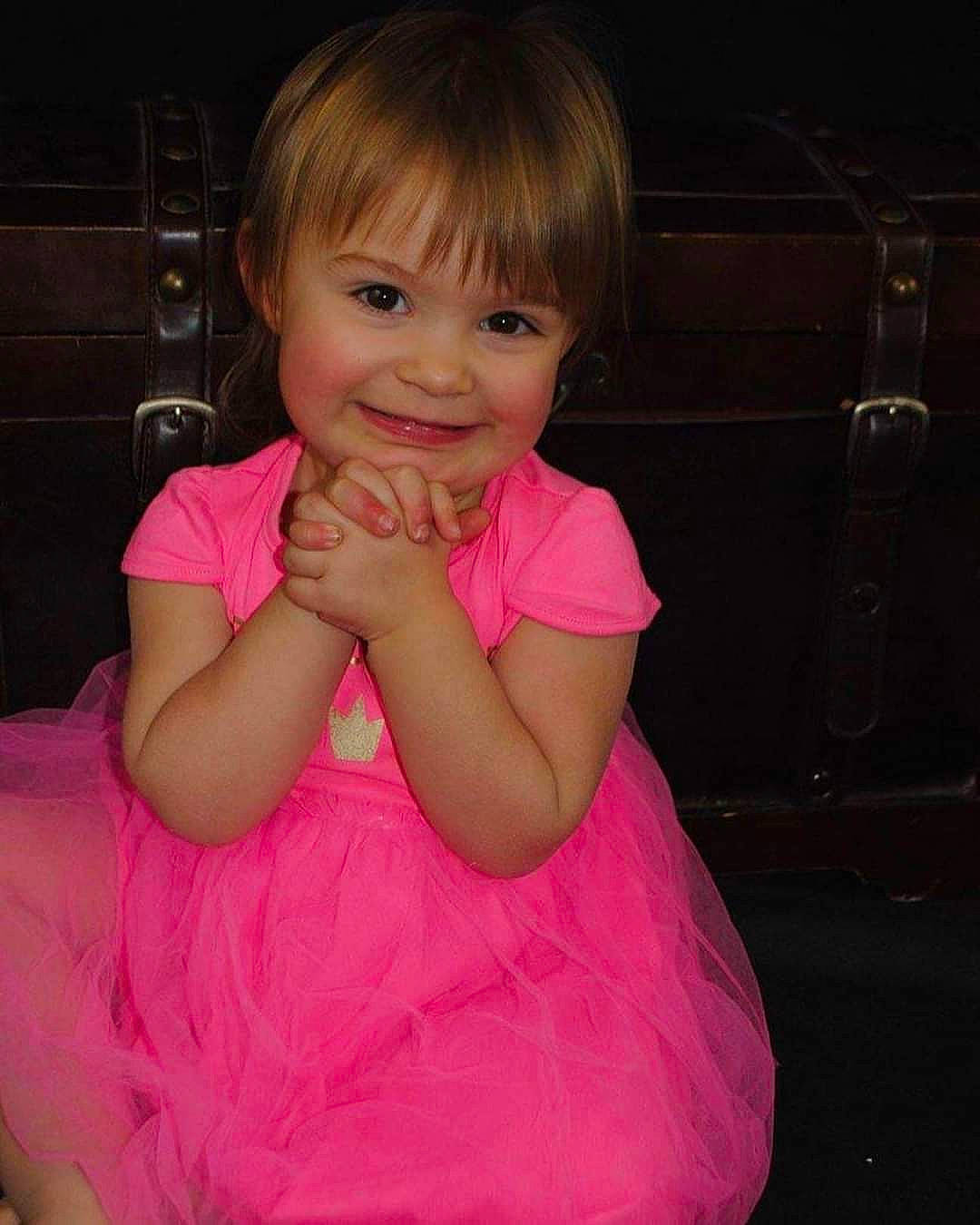 Naëlie a rejoint le concours — aidez-le/la à gagner de superbes lots ! arm, baby_toddler_clothing, cheek, dress, eyelash, finger, gesture, hair, hand, happy, human_body, iris, joy, lip, nose, person, pink, shoulder, skin, sleeve