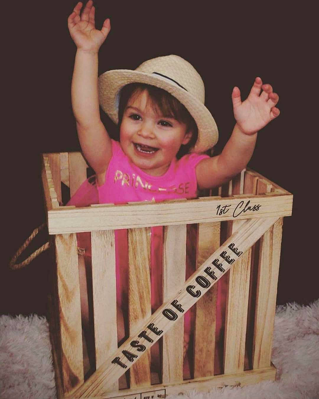 Naëlie a rejoint le concours — aidez-le/la à gagner de superbes lots ! arm, baby_laughing, baby_toddler_clothing, cap, finger, fun, gesture, hand, happy, hat, headgear, headwear, human_body, joy, leisure, organ, person, pink, sleeve, smile