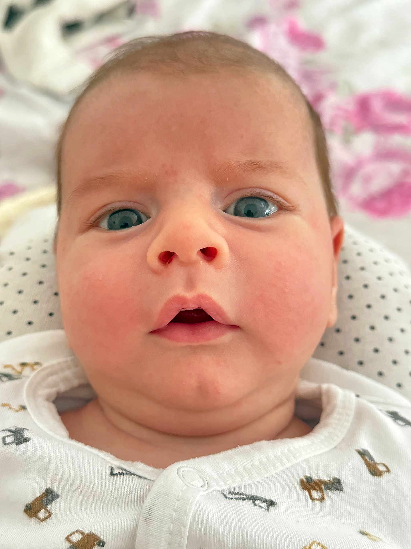 Suleiman participe au concours pour gagner de l'argent avec cette photo : baby, infant, face, blue_eyes, onesie, clothing, close_up, portrait, child, skin, head, expression, newborn, cute, soft_focus, indoor, person, baby_girl, baby_boy, lying_down
