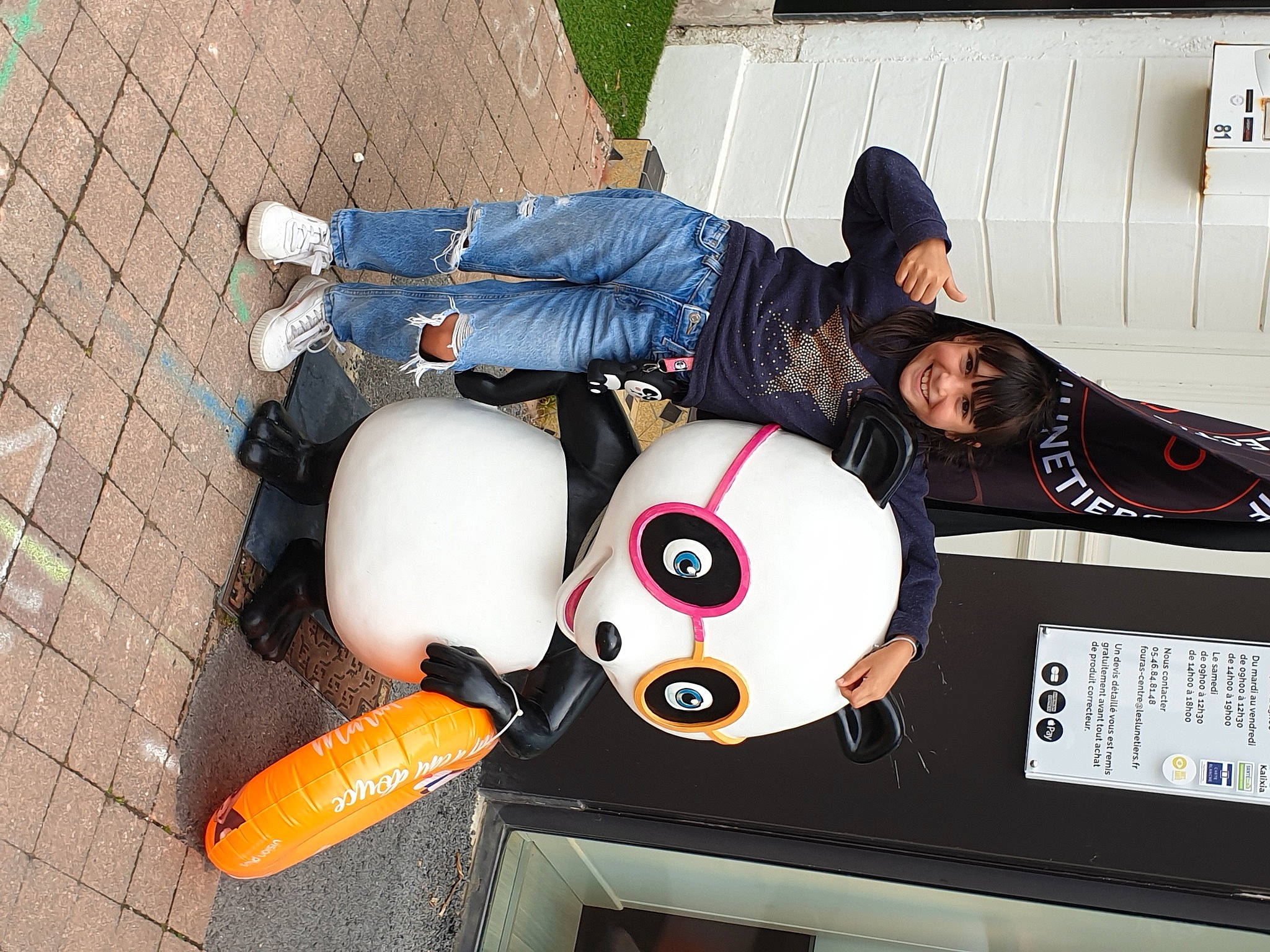 Pauline a rejoint le concours — aidez-le/la à gagner de superbes lots ! auto_part, automotive_design, automotive_exterior, automotive_lighting, automotive_wheel_system, bag, carmine, font, helmet, joy, luggage_and_bags, motor_vehicle, motorcycle_helmet, person, personal_protective_equipment, plush, recreation, smile, sports_gear, stuffed_toy