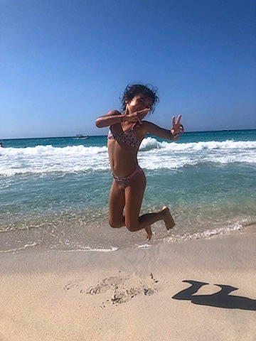 Pauline participe au concours pour gagner de l'argent avec cette photo : arm, balance, barechested, barefoot, beach, cloud, flash_photography, fun, happy, horizon, leg, leisure, people_in_nature, people_on_beach, person, shorts, sky, thigh, waist, water
