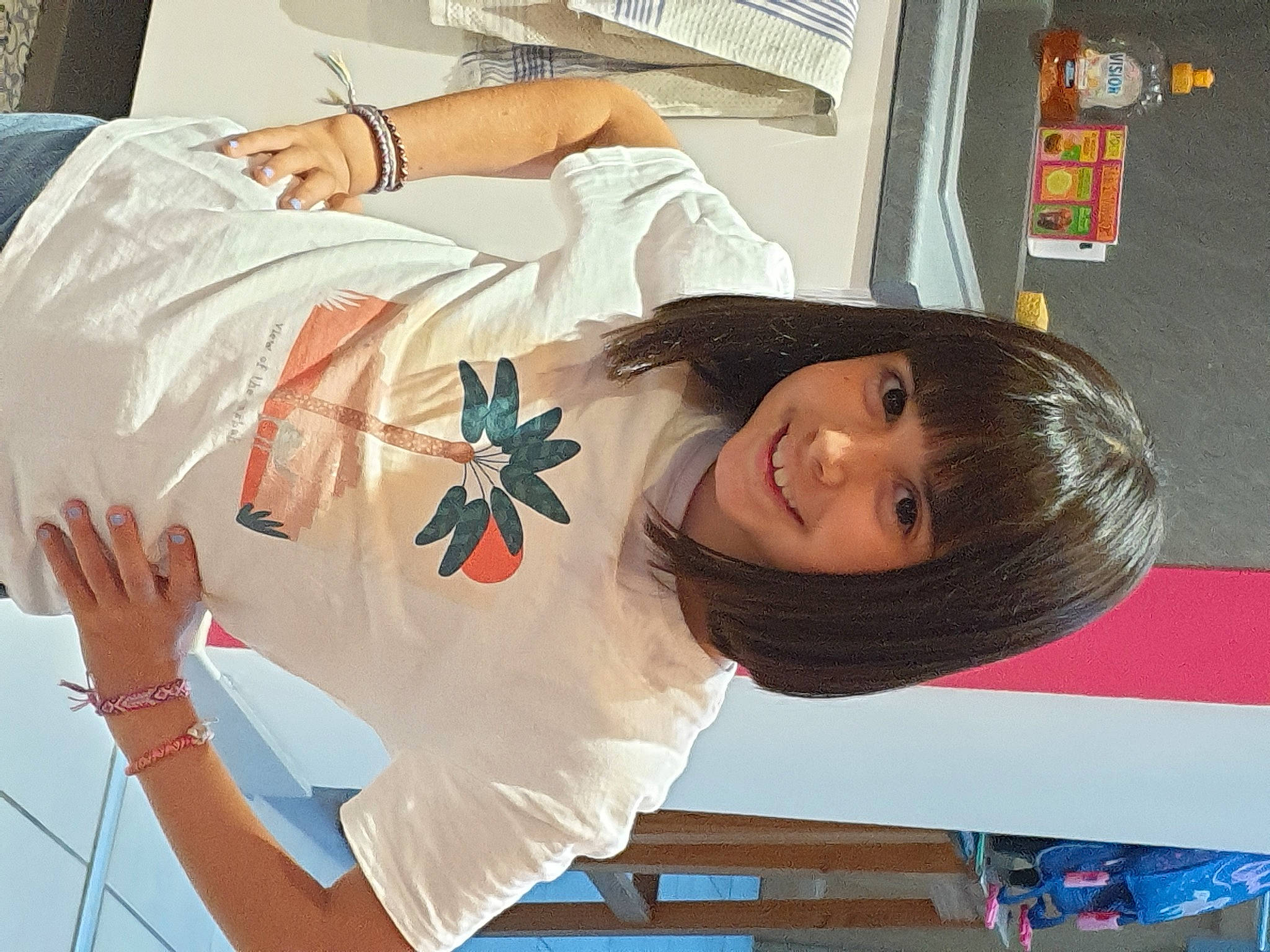 Pauline a rejoint le concours — aidez-le/la à gagner de superbes lots ! child, comfort, elbow, fashion_accessory, fun, happy, joy, leisure, linens, pattern, person, plant, room, sleeve, smile, t_shirt, vacation, visual_arts, white, wrist