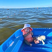 Maïa a rejoint le concours — aidez-le/la à gagner de superbes lots ! baby, blue, boat, child, inflatable, lake, nature, orange, outdoor, peaceful, people, relaxing, sky, summer, sunhat, sunlight, toy, vacation, water, waves