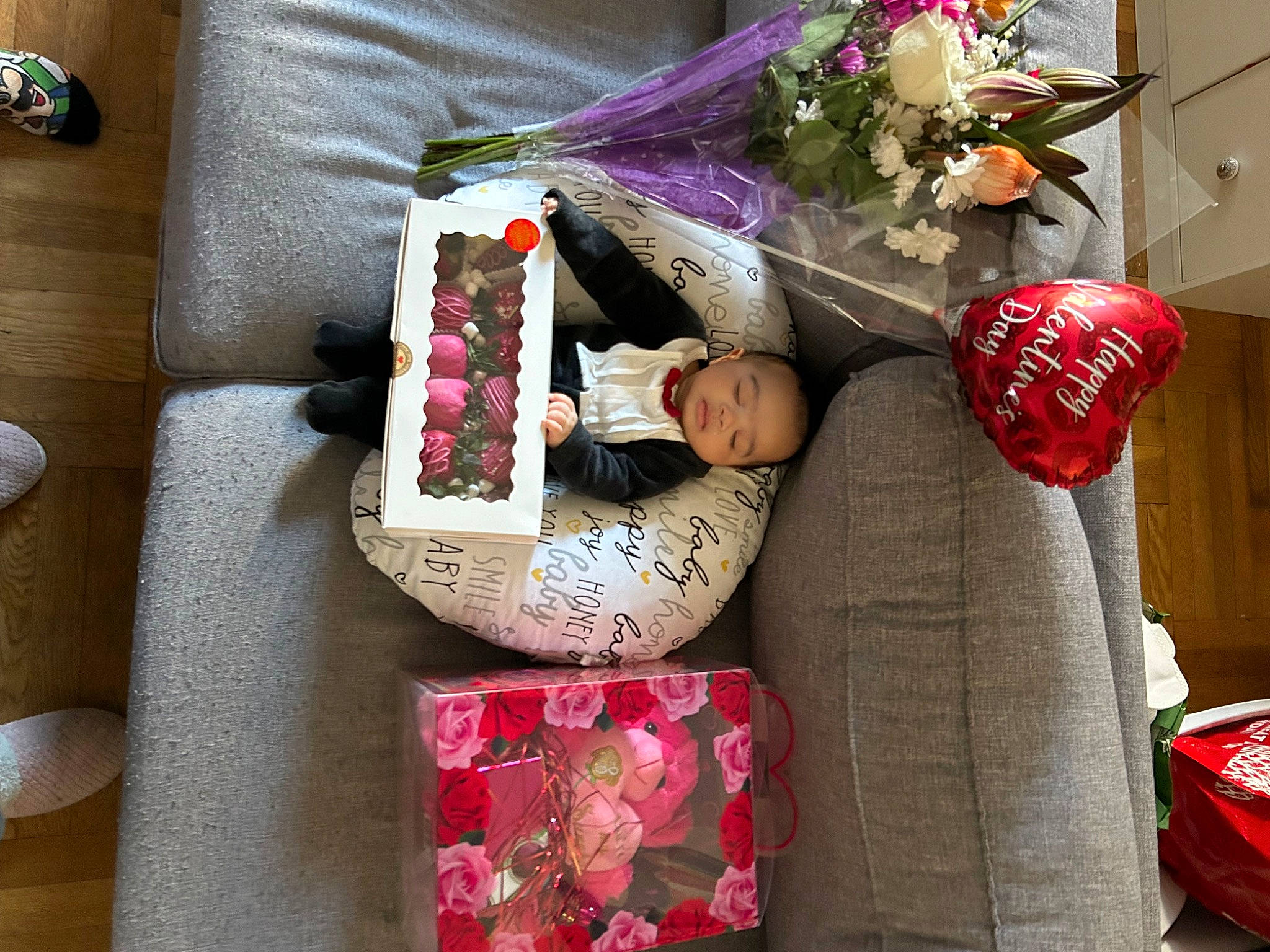 Zamari joined the competition — help win amazing prizes! bag, carmine, child, christmas, christmas_decoration, christmas_eve, event, floral_design, floristry, flower, flower_arranging, green, interior_design, linens, pattern, person, pink, plant, room, textile