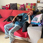 Lixia a rejoint le concours — aidez-le/la à gagner de superbes lots ! blanket, calendar, casual_clothing, comfort, couch, dog, floor, footwear, furniture, home, indoor, man, pet, pillow, relaxing, resting, sleeping, table, wall_art, watch