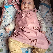 Rosalie a rejoint le concours — aidez-le/la à gagner de superbes lots ! baby, infant, pink_dress, bows, beige_pants, ribbed_clothing, long_sleeve, lying_down, baby_mat, patterned_mat, blue_eyes, curious_expression, soft_blanket, pacifier, comfortable, cute, child, indoors, clothing, portrait