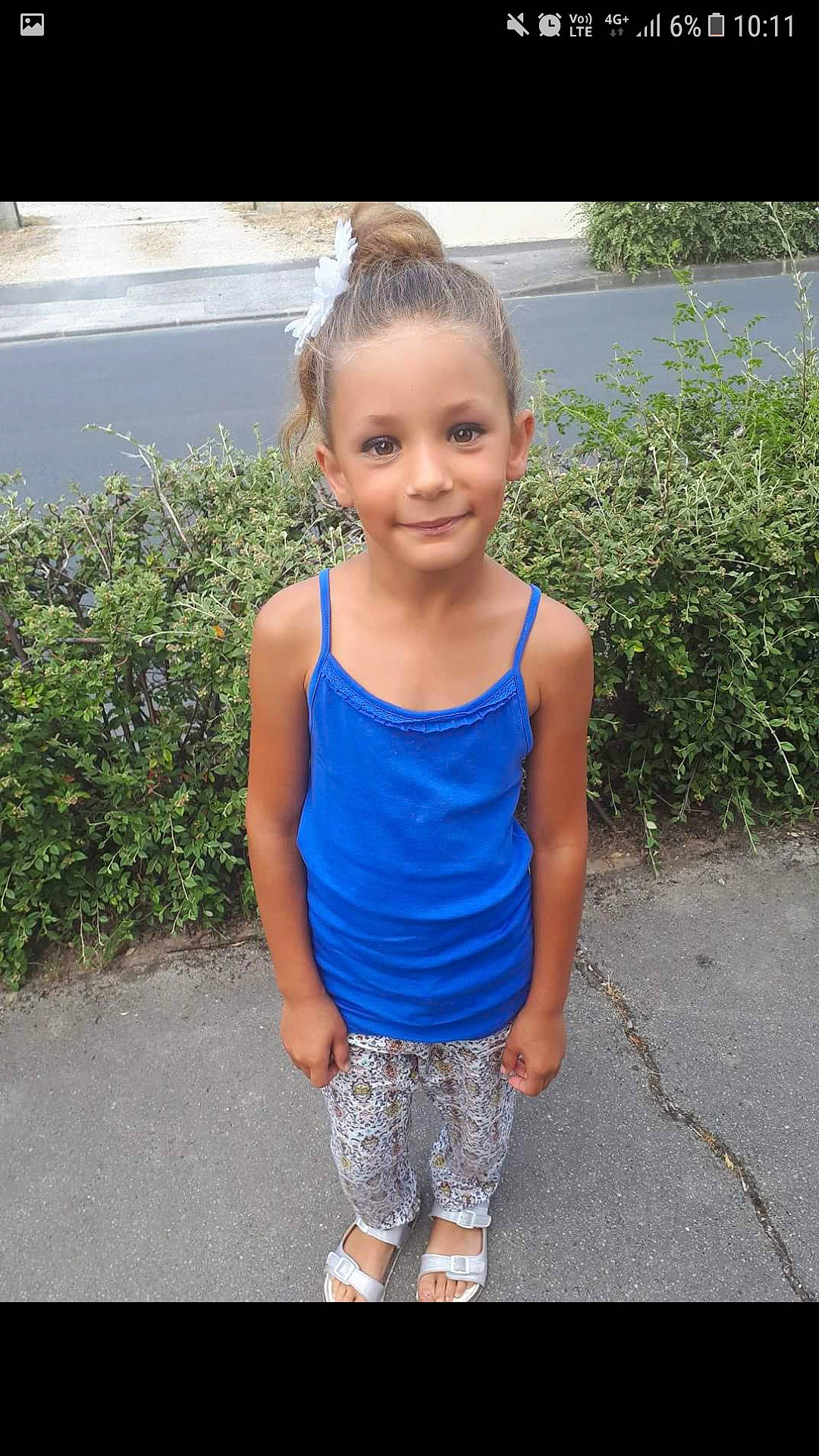 Keylia participe au concours pour gagner de l'argent avec cette photo : arm, beauty, blue, child, child_model, day, facial_expression, fun, girl, hairstyle, happiness, human_hair_color, joy, person, photograph, smile, standing, summer, toddler, trunk