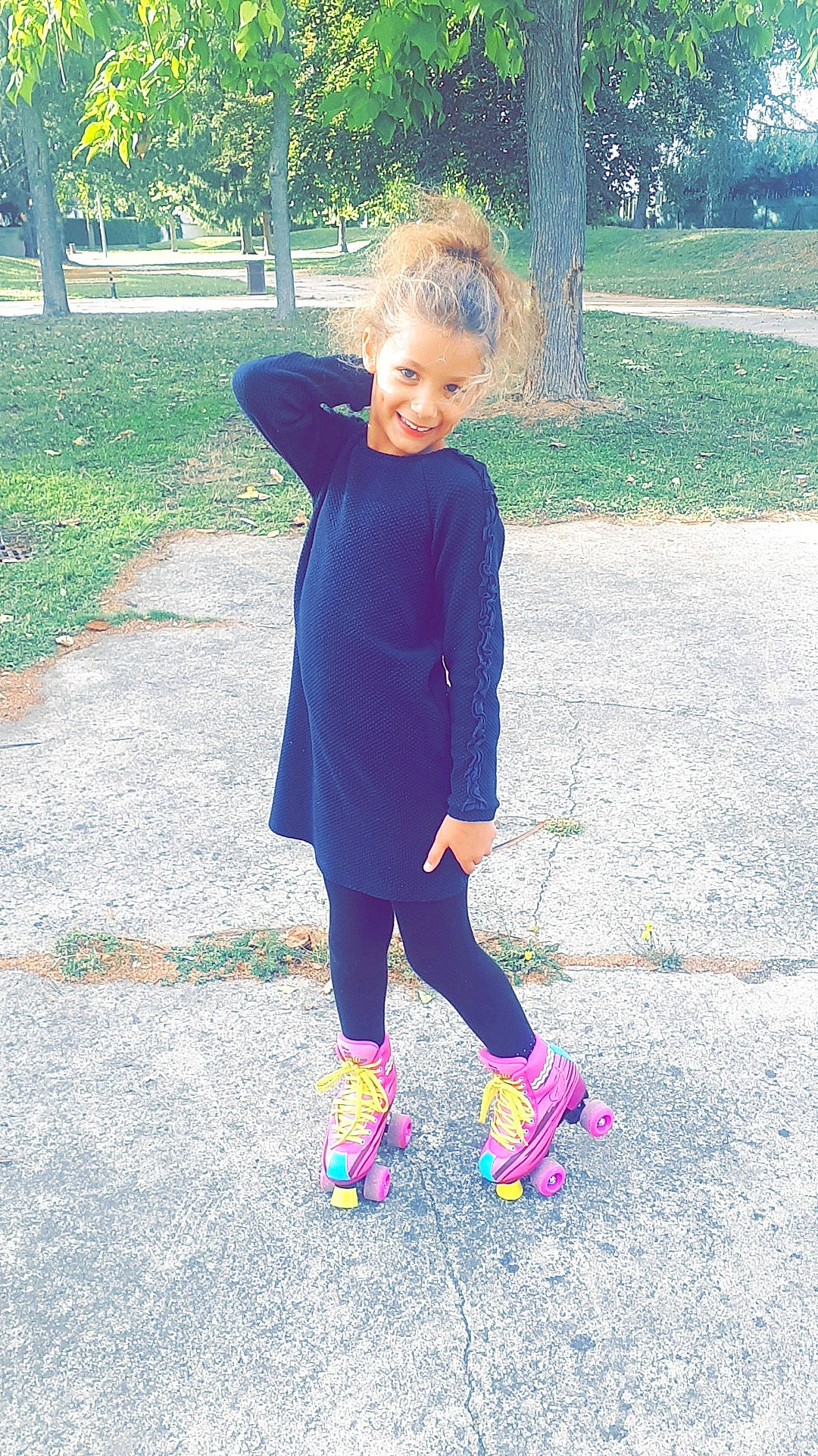 Keylia a rejoint le concours — aidez-le/la à gagner de superbes lots ! blue, child, clothing, day, footwear, fun, girl, jeans, joy, leggings, outerwear, person, pink, play, purple, red, shoe, smile, snapshot, standing