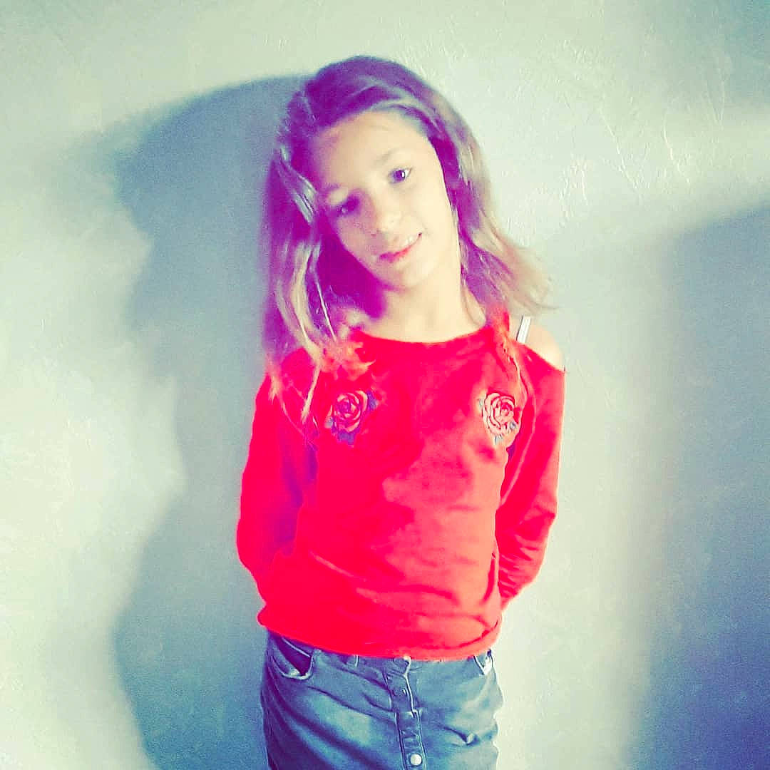 Keylia participe au concours pour gagner de l'argent avec cette photo : beauty, blond, cheek, cool, eye, fun, girl, hair, hair_coloring, hairstyle, human_hair_color, lip, long_hair, magenta, mouth, nose, person, pink, purple, shoulder