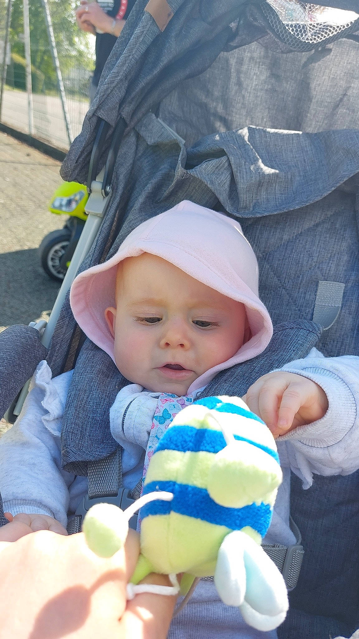 Léana participe au concours pour gagner de l'argent avec cette photo : baby, baby_carriage, baby_products, baby_toddler_clothing, cap, cheek, child, comfort, fun, grass, happy, hat, headwear, person, product, sitting, skin, sun_hat, tire, toddler