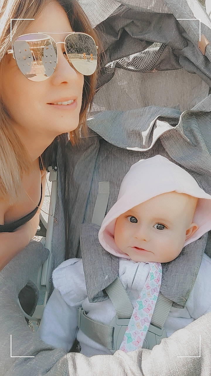 Léana participe au concours pour gagner de l'argent avec cette photo : baby, beauty, cap, cool, eyebrow, eyelash, eyewear, facial_expression, fashion, gesture, goggles, headgear, joy, lip, outerwear, people, person, skin, sleeve, sunglasses