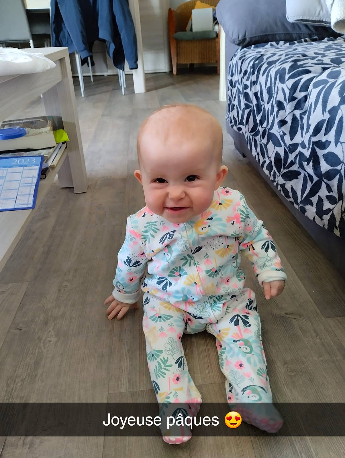 Léana a rejoint le concours — aidez-le/la à gagner de superbes lots ! baby, baby_toddler_clothing, blue, child, comfort, couch, floor, flooring, hardwood, joy, pattern, person, pillow, sitting, sleeve, smile, standing, studio_couch, throw_pillow, toddler