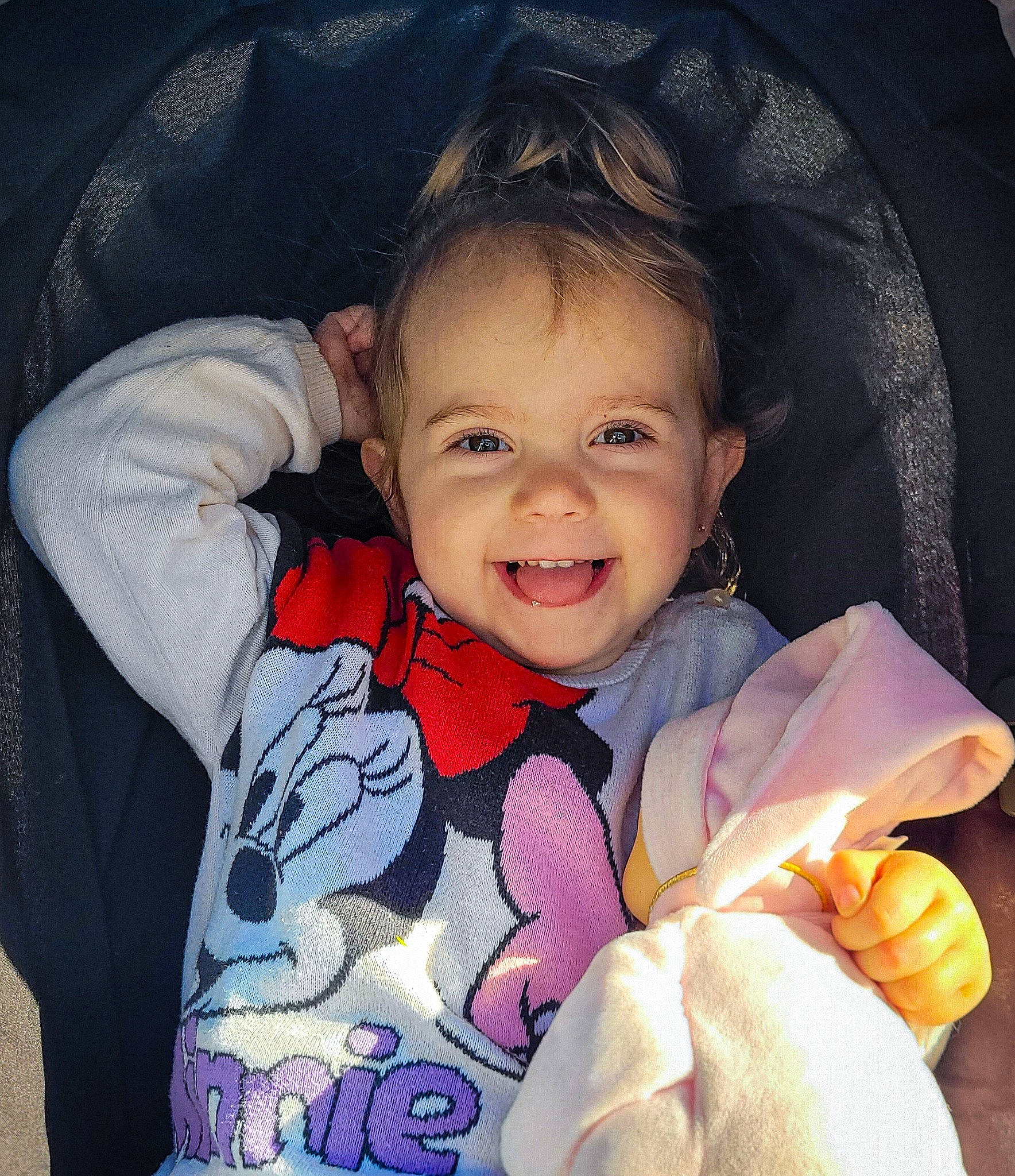 Elisa participe au concours pour gagner de l'argent avec cette photo : baby, baby_toddler_clothing, cheek, chin, ear, eyebrow, finger, flash_photography, happy, human_body, iris, lip, mouth, nose, organ, person, skin, sleeve, smile, textile